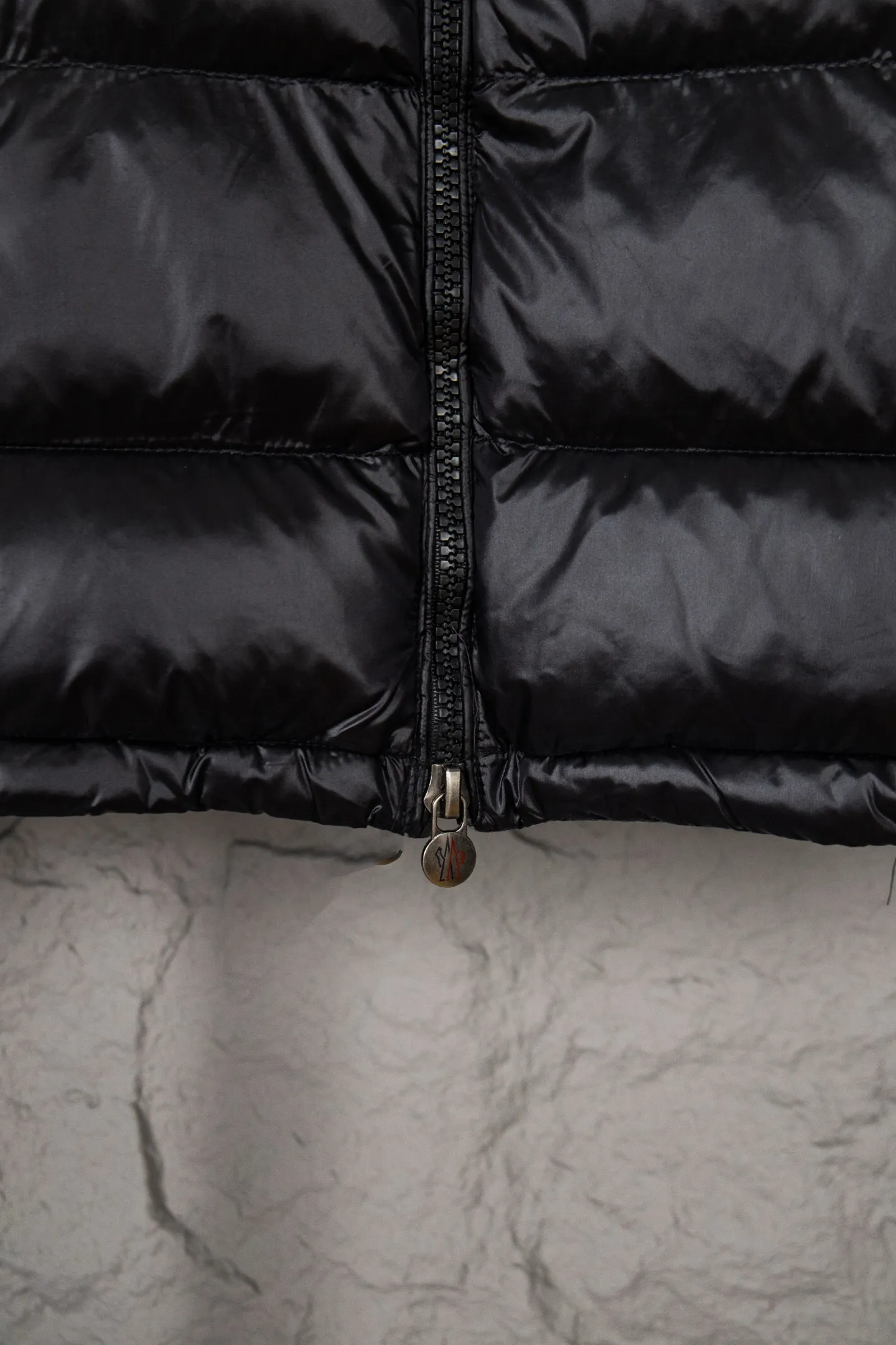 P580 Moncler/Moncler FW Maya Maya 70th Anniversary Limited Glossy Down Jacket Moncler Maya classic glossy down jacket, the pockets on the cuffs are perfectly combined with the 70-week wool felt label, the hood is removable. The fabric is customized and lacquered glossy fabric is the same as the original. The windproof and waterproof are the same as the original. It is filled with 90 white duck down, and the down filling is up to 400g. It has excellent thermal insulation effect and is a must-have in cold areas. Customized original accessories, complete with three logos, molded custom logo buttons. Influenced by the iconic coats of the 1980s, the Maya jacket re-examines the shapes in the Moncer archives with modern style and cutting-edge elements. This is the brand's professional achievement in ski equipment. Whether in terms of sport or style, this high-performance and positive-spirited jacket has all the elements a competitive athlete needs to claim the title. Color: black SIZE: M—XXL