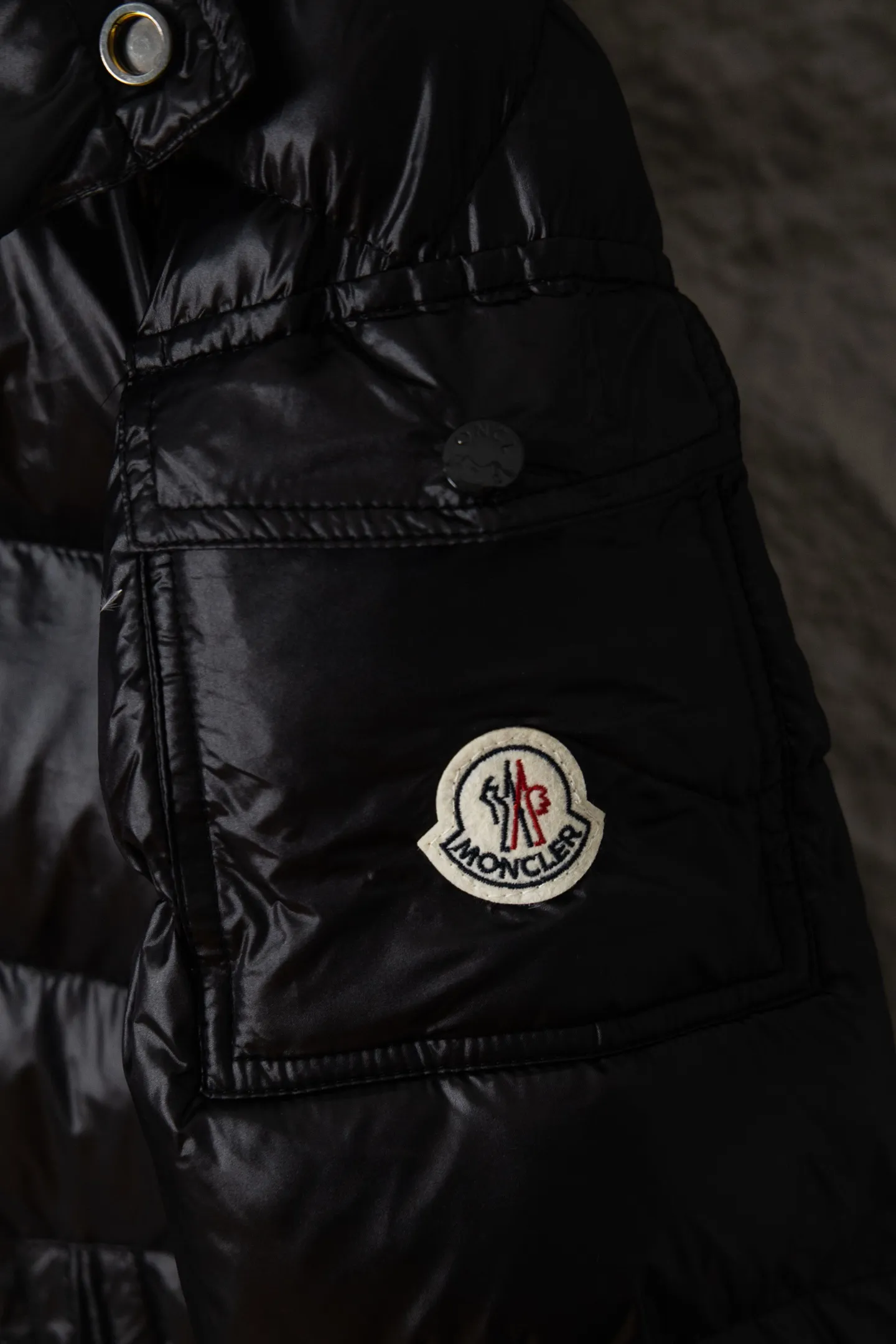 P580 Moncler/Moncler FW Maya Maya 70th Anniversary Limited Glossy Down Jacket Moncler Maya classic glossy down jacket, the pockets on the cuffs are perfectly combined with the 70-week wool felt label, the hood is removable. The fabric is customized and lacquered glossy fabric is the same as the original. The windproof and waterproof are the same as the original. It is filled with 90 white duck down, and the down filling is up to 400g. It has excellent thermal insulation effect and is a must-have in cold areas. Customized original accessories, complete with three logos, molded custom logo buttons. Influenced by the iconic coats of the 1980s, the Maya jacket re-examines the shapes in the Moncer archives with modern style and cutting-edge elements. This is the brand's professional achievement in ski equipment. Whether in terms of sport or style, this high-performance and positive-spirited jacket has all the elements a competitive athlete needs to claim the title. Color: black SIZE: M—XXL