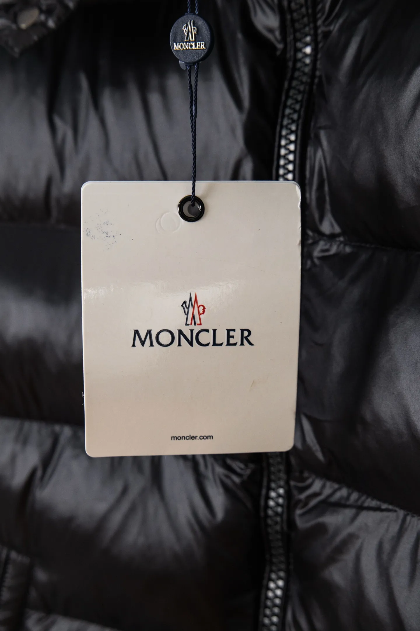 P580 Moncler/Moncler FW Maya Maya 70th Anniversary Limited Glossy Down Jacket Moncler Maya classic glossy down jacket, the pockets on the cuffs are perfectly combined with the 70-week wool felt label, the hood is removable. The fabric is customized and lacquered glossy fabric is the same as the original. The windproof and waterproof are the same as the original. It is filled with 90 white duck down, and the down filling is up to 400g. It has excellent thermal insulation effect and is a must-have in cold areas. Customized original accessories, complete with three logos, molded custom logo buttons. Influenced by the iconic coats of the 1980s, the Maya jacket re-examines the shapes in the Moncer archives with modern style and cutting-edge elements. This is the brand's professional achievement in ski equipment. Whether in terms of sport or style, this high-performance and positive-spirited jacket has all the elements a competitive athlete needs to claim the title. Color: black SIZE: M—XXL