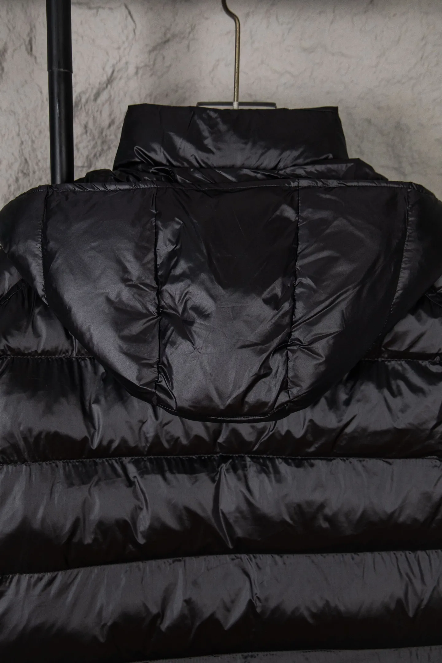 P580 Moncler/Moncler FW Maya Maya 70th Anniversary Limited Glossy Down Jacket Moncler Maya classic glossy down jacket, the pockets on the cuffs are perfectly combined with the 70-week wool felt label, the hood is removable. The fabric is customized and lacquered glossy fabric is the same as the original. The windproof and waterproof are the same as the original. It is filled with 90 white duck down, and the down filling is up to 400g. It has excellent thermal insulation effect and is a must-have in cold areas. Customized original accessories, complete with three logos, molded custom logo buttons. Influenced by the iconic coats of the 1980s, the Maya jacket re-examines the shapes in the Moncer archives with modern style and cutting-edge elements. This is the brand's professional achievement in ski equipment. Whether in terms of sport or style, this high-performance and positive-spirited jacket has all the elements a competitive athlete needs to claim the title. Color: black SIZE: M—XXL