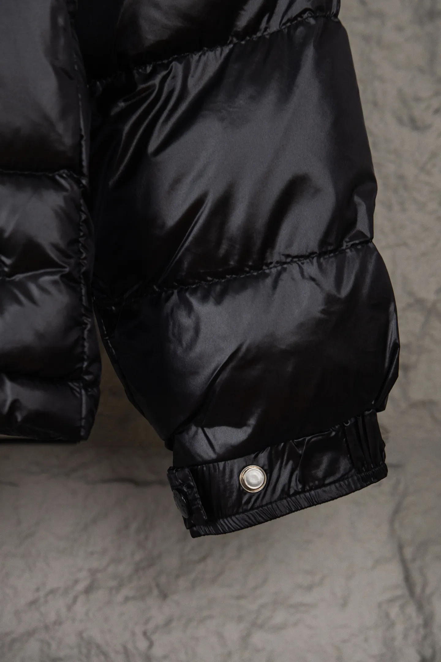 P580 Moncler/Moncler FW Maya Maya 70th Anniversary Limited Glossy Down Jacket Moncler Maya classic glossy down jacket, the pockets on the cuffs are perfectly combined with the 70-week wool felt label, the hood is removable. The fabric is customized and lacquered glossy fabric is the same as the original. The windproof and waterproof are the same as the original. It is filled with 90 white duck down, and the down filling is up to 400g. It has excellent thermal insulation effect and is a must-have in cold areas. Customized original accessories, complete with three logos, molded custom logo buttons. Influenced by the iconic coats of the 1980s, the Maya jacket re-examines the shapes in the Moncer archives with modern style and cutting-edge elements. This is the brand's professional achievement in ski equipment. Whether in terms of sport or style, this high-performance and positive-spirited jacket has all the elements a competitive athlete needs to claim the title. Color: black SIZE: M—XXL