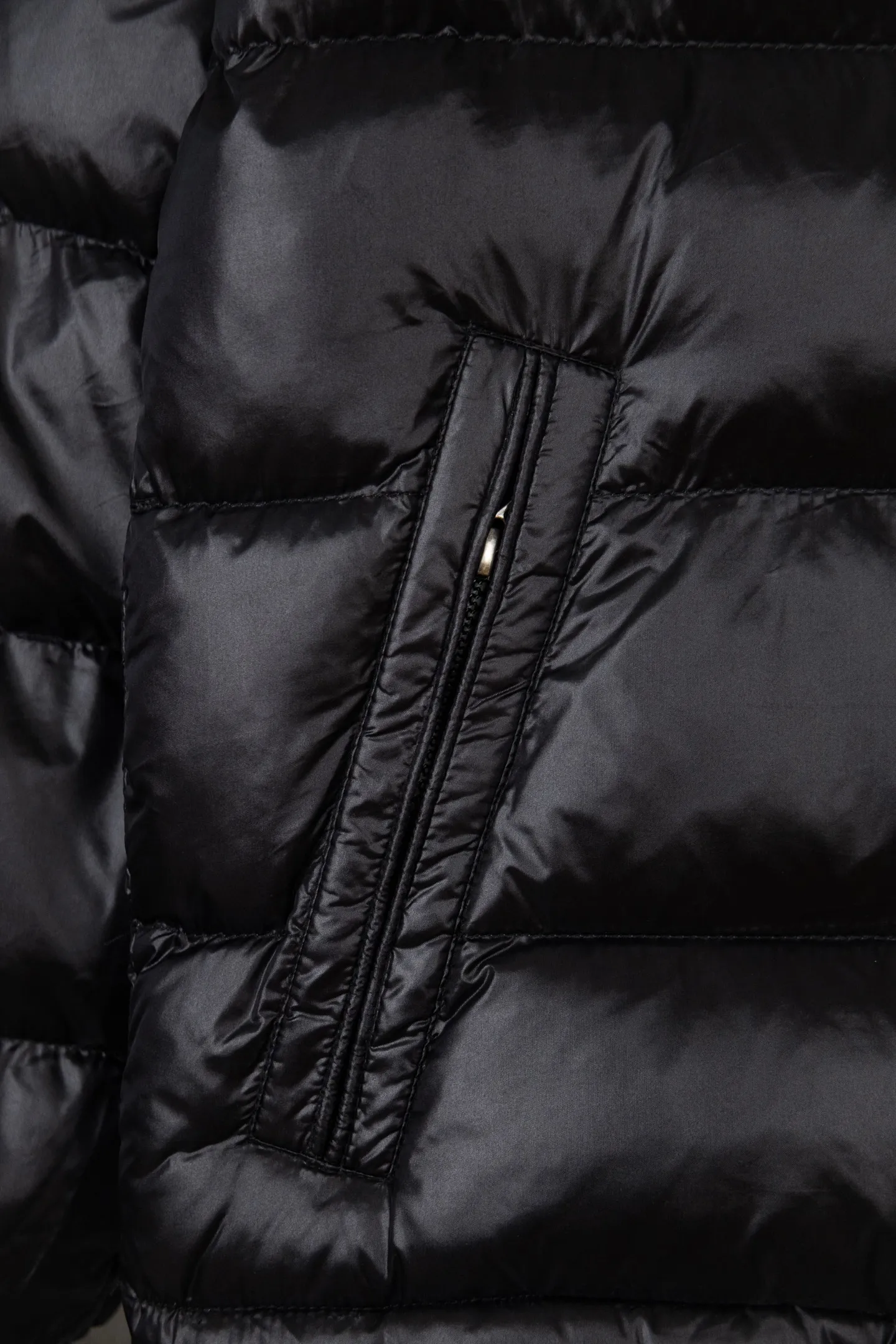 P580 Moncler/Moncler FW Maya Maya 70th Anniversary Limited Glossy Down Jacket Moncler Maya classic glossy down jacket, the pockets on the cuffs are perfectly combined with the 70-week wool felt label, the hood is removable. The fabric is customized and lacquered glossy fabric is the same as the original. The windproof and waterproof are the same as the original. It is filled with 90 white duck down, and the down filling is up to 400g. It has excellent thermal insulation effect and is a must-have in cold areas. Customized original accessories, complete with three logos, molded custom logo buttons. Influenced by the iconic coats of the 1980s, the Maya jacket re-examines the shapes in the Moncer archives with modern style and cutting-edge elements. This is the brand's professional achievement in ski equipment. Whether in terms of sport or style, this high-performance and positive-spirited jacket has all the elements a competitive athlete needs to claim the title. Color: black SIZE: M—XXL