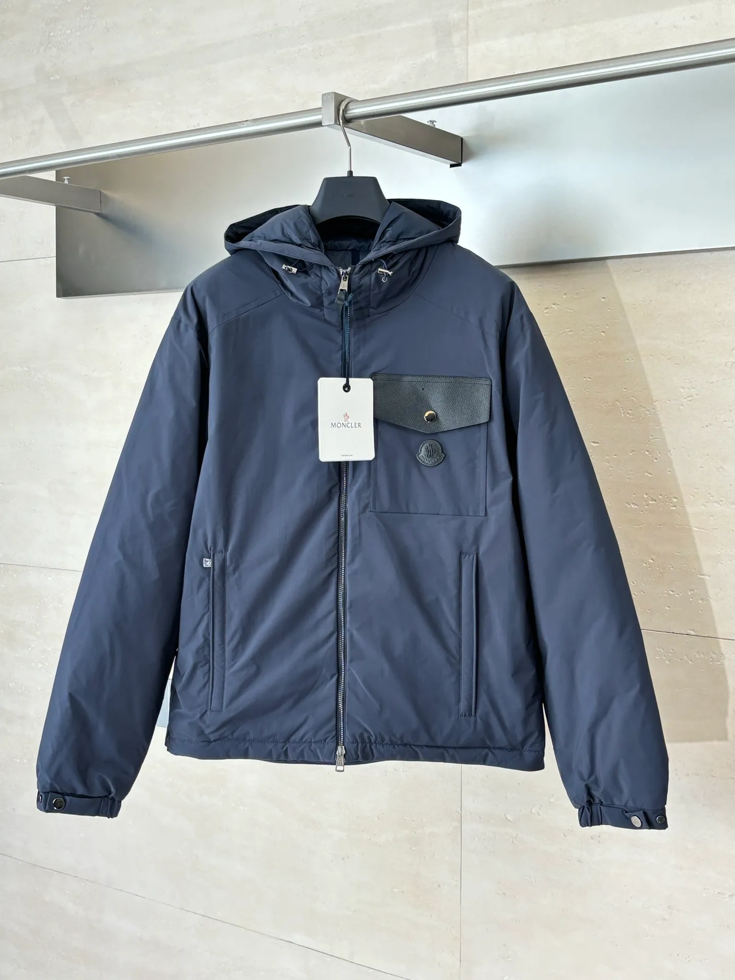 P850 Moncler*/Mask 25Fw new blue hooded down jacket is made of smooth functional nylon fabric, with both streamlined beauty and practical function. Concealed down padding provides protection when needed while maintaining a smooth silhouette. Features signature sleeve pockets and ribbed knit trim Sizes: 1/2/3/4