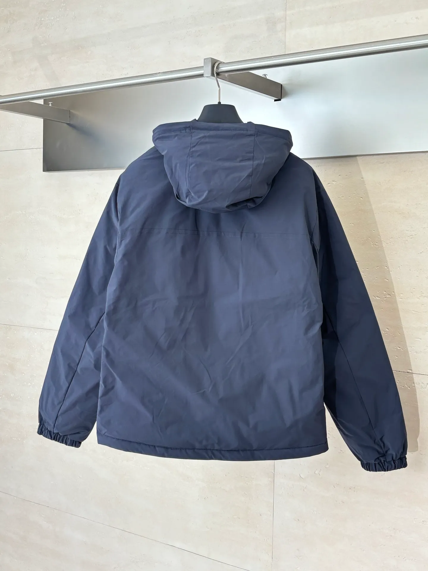 P850 Moncler*/Mask 25Fw new blue hooded down jacket is made of smooth functional nylon fabric, with both streamlined beauty and practical function. Concealed down padding provides protection when needed while maintaining a smooth silhouette. Features signature sleeve pockets and ribbed knit trim Sizes: 1/2/3/4
