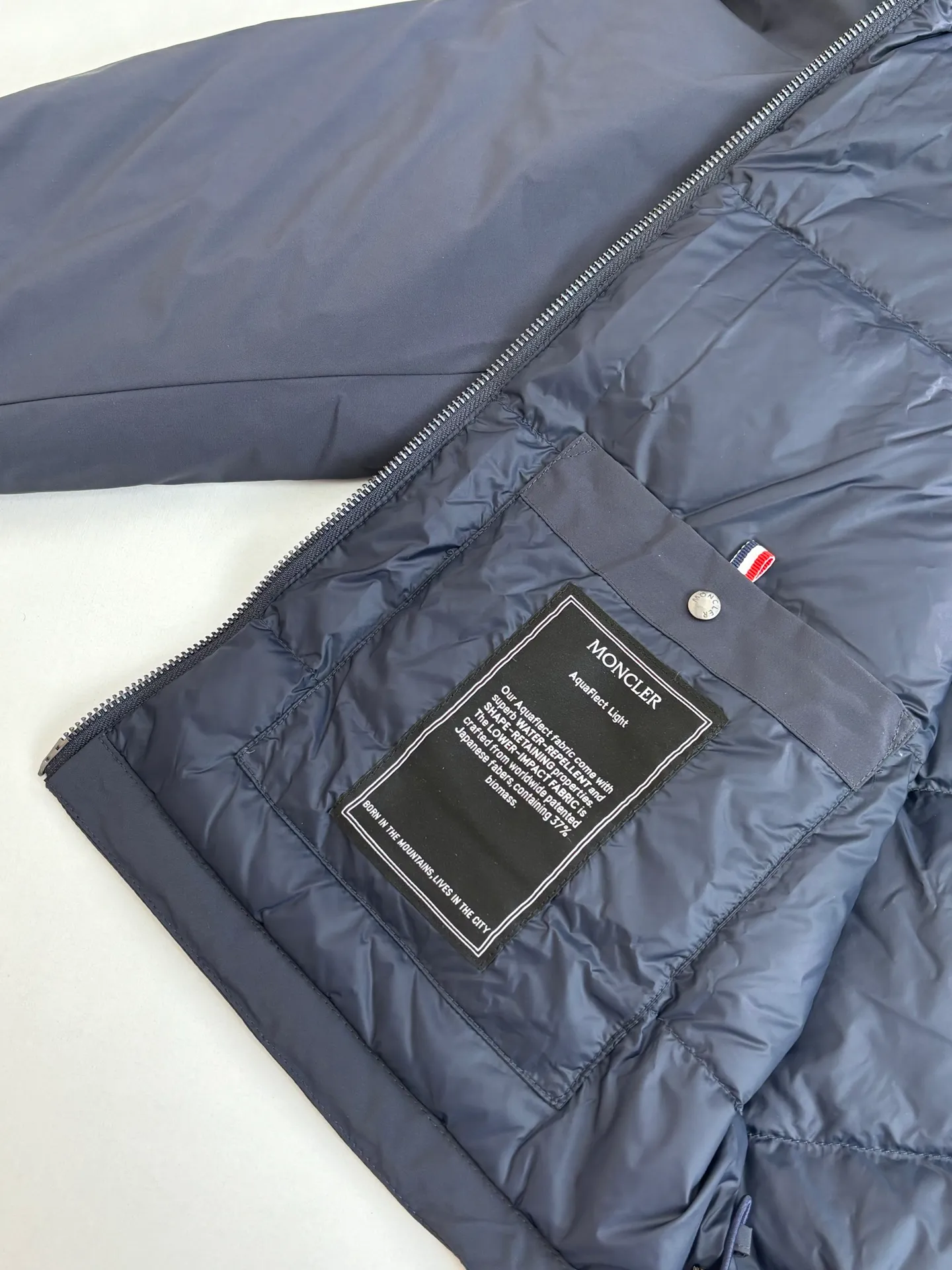 P850 Moncler*/Mask 25Fw new blue hooded down jacket is made of smooth functional nylon fabric, with both streamlined beauty and practical function. Concealed down padding provides protection when needed while maintaining a smooth silhouette. Features signature sleeve pockets and ribbed knit trim Sizes: 1/2/3/4