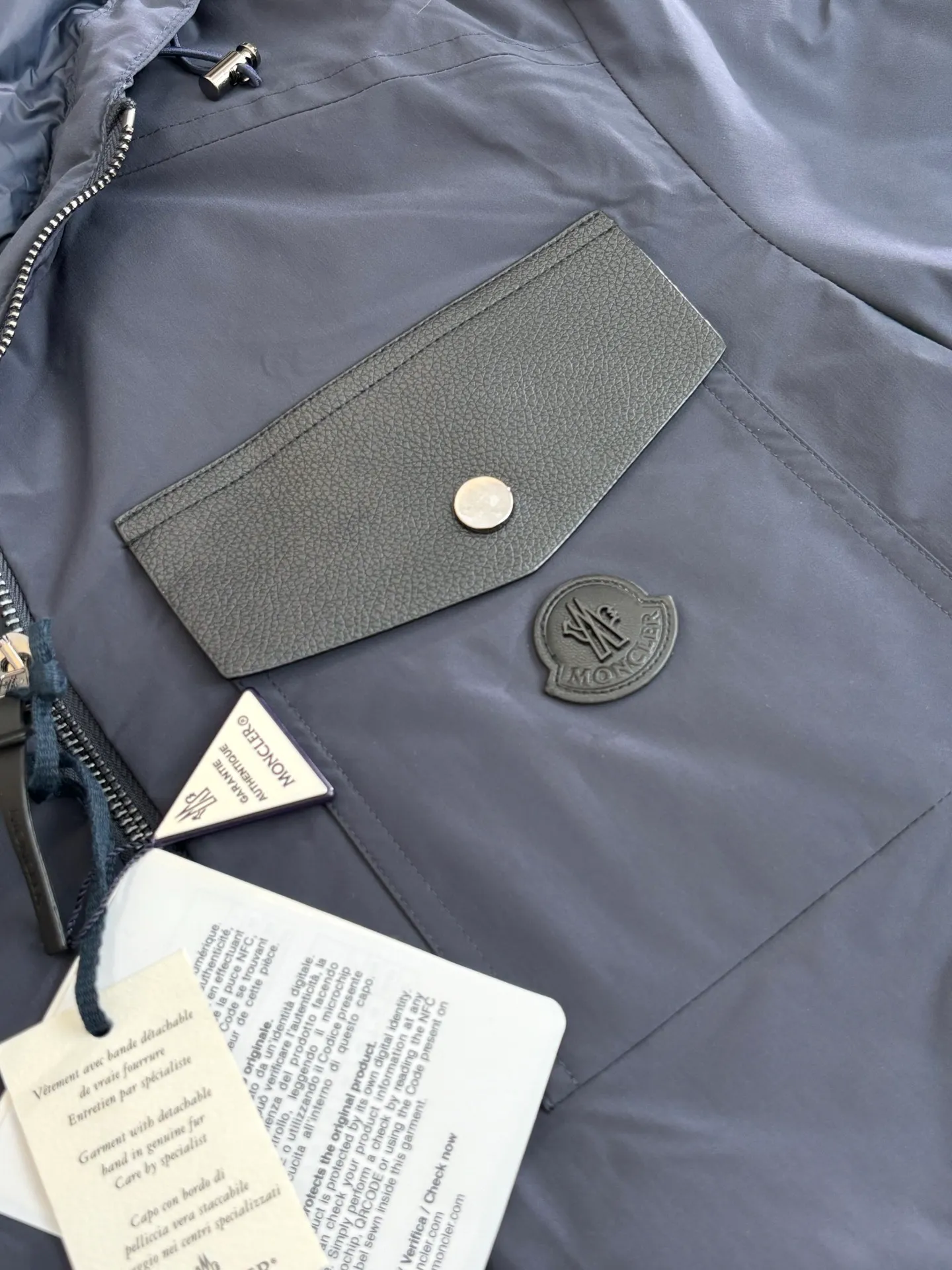 P850 Moncler*/Mask 25Fw new blue hooded down jacket is made of smooth functional nylon fabric, with both streamlined beauty and practical function. Concealed down padding provides protection when needed while maintaining a smooth silhouette. Features signature sleeve pockets and ribbed knit trim Sizes: 1/2/3/4