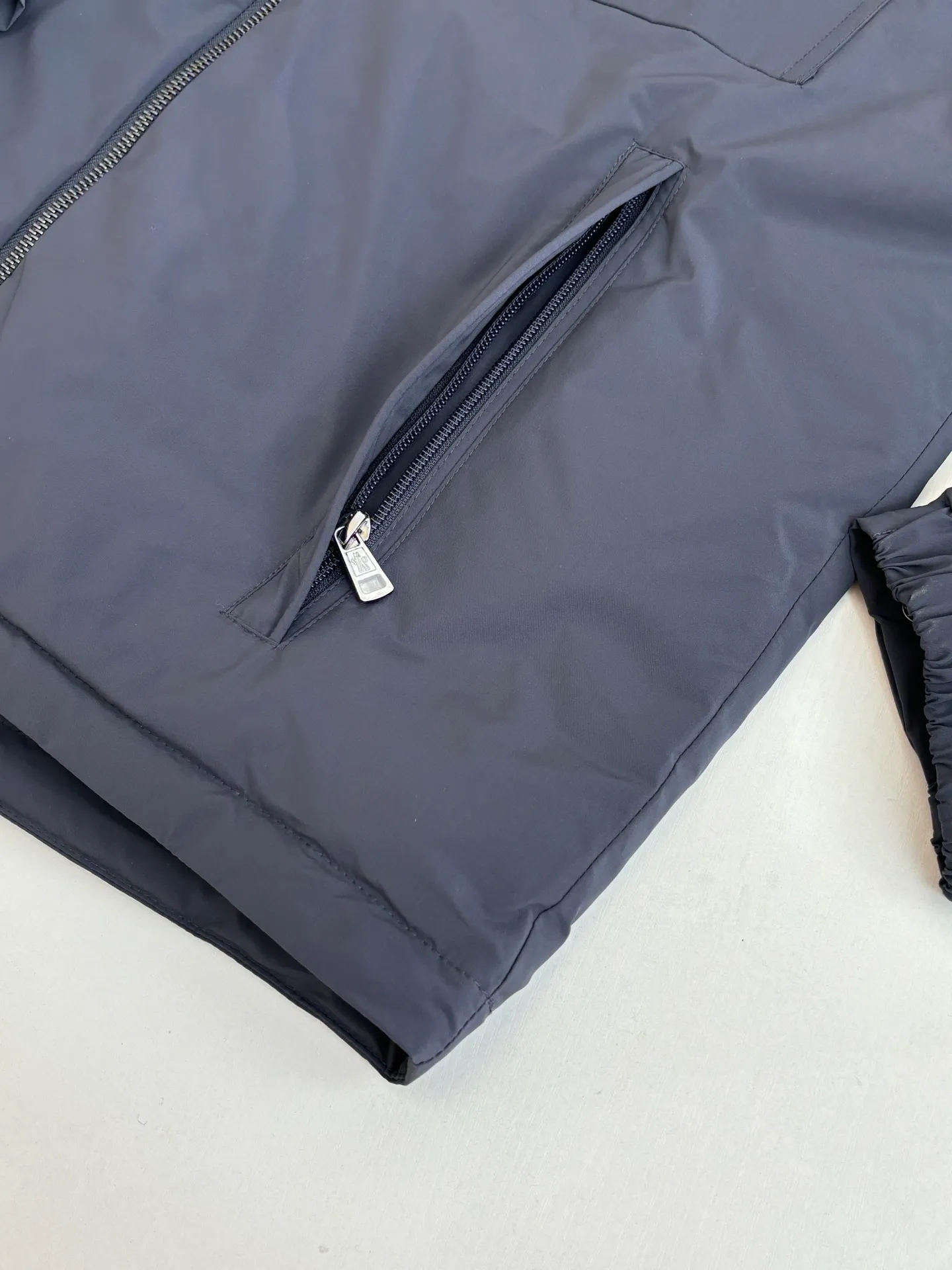 P850 Moncler*/Mask 25Fw new blue hooded down jacket is made of smooth functional nylon fabric, with both streamlined beauty and practical function. Concealed down padding provides protection when needed while maintaining a smooth silhouette. Features signature sleeve pockets and ribbed knit trim Sizes: 1/2/3/4