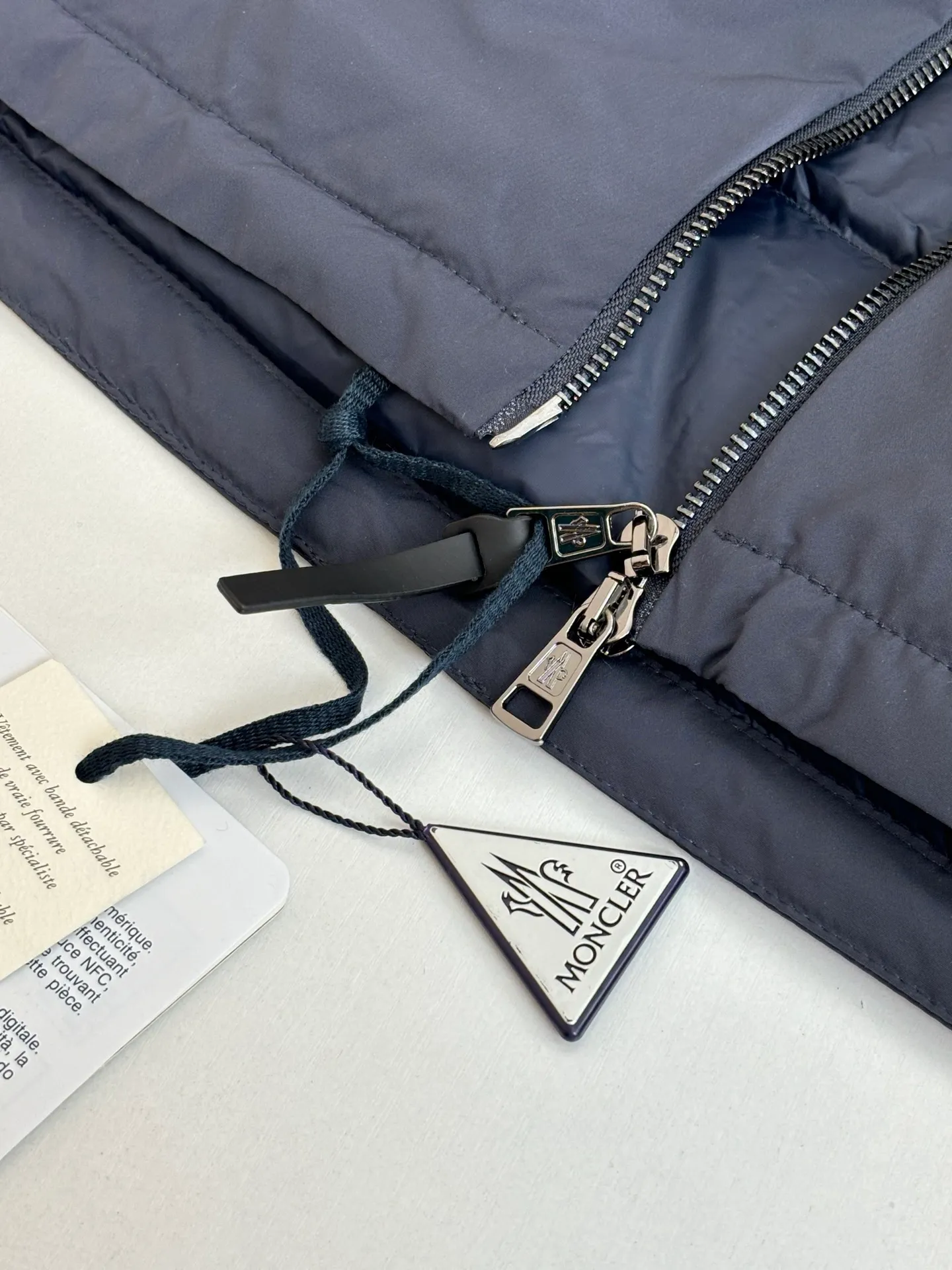 P850 Moncler*/Mask 25Fw new blue hooded down jacket is made of smooth functional nylon fabric, with both streamlined beauty and practical function. Concealed down padding provides protection when needed while maintaining a smooth silhouette. Features signature sleeve pockets and ribbed knit trim Sizes: 1/2/3/4