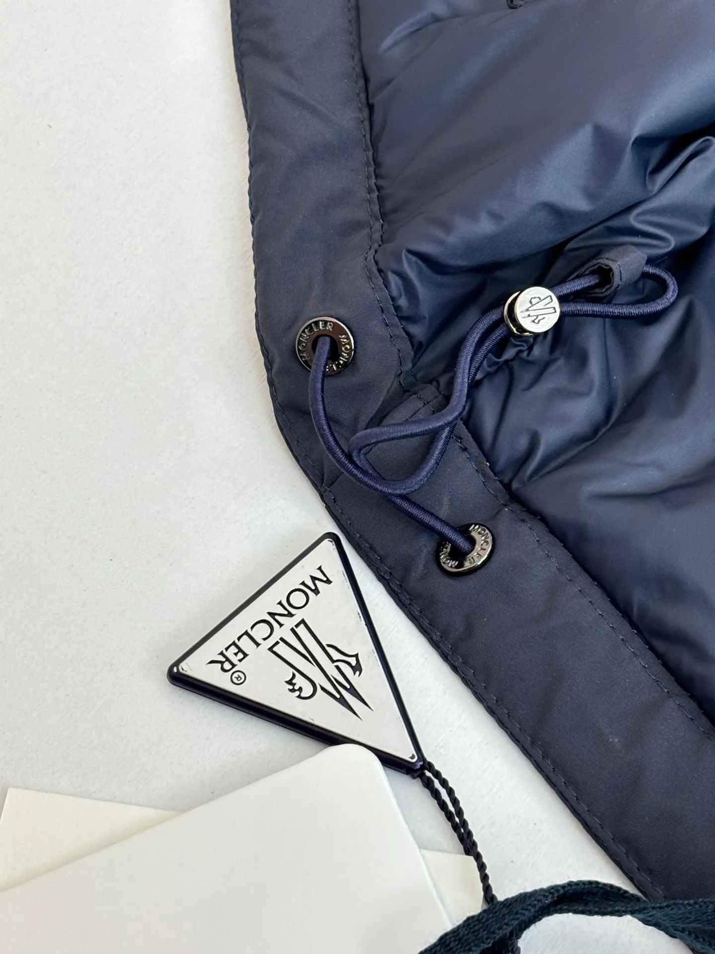 P850 Moncler*/Mask 25Fw new blue hooded down jacket is made of smooth functional nylon fabric, with both streamlined beauty and practical function. Concealed down padding provides protection when needed while maintaining a smooth silhouette. Features signature sleeve pockets and ribbed knit trim Sizes: 1/2/3/4
