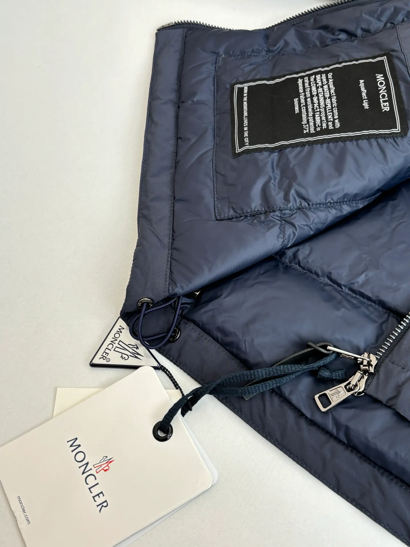 P850 Moncler*/Mask 25Fw new blue hooded down jacket is made of smooth functional nylon fabric, with both streamlined beauty and practical function. Concealed down padding provides protection when needed while maintaining a smooth silhouette. Features signature sleeve pockets and ribbed knit trim Sizes: 1/2/3/4