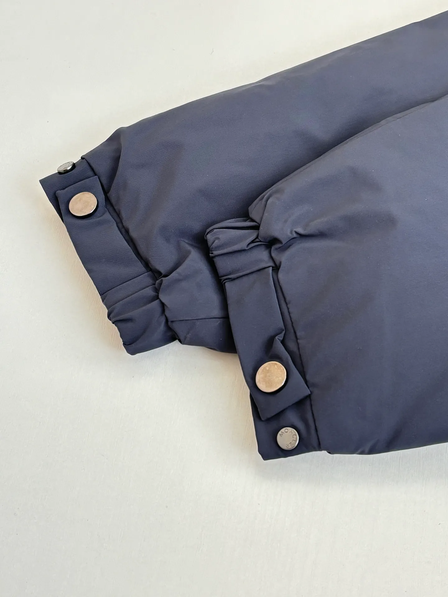 P850 Moncler*/Mask 25Fw new blue hooded down jacket is made of smooth functional nylon fabric, with both streamlined beauty and practical function. Concealed down padding provides protection when needed while maintaining a smooth silhouette. Features signature sleeve pockets and ribbed knit trim Sizes: 1/2/3/4