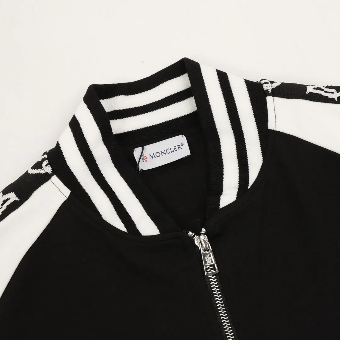 P540 Moncler/Mask 25Fw Colorblock embroidered micro-label logo webbing suit zipper jacket. A jacket with classic design and great appearance. The quality is impeccable. With quality control, you can directly buy high-end products that cannot be faulted! The fabric is made of high-grade cotton terry, with a rich and interesting texture. It is different from traditional sweatshirt and jacket fabrics. This fabric has a good hand feel. The new mask is the same for men and women, and is versatile for couples. Mengkou once again shocked the fashion world with its excellent craftsmanship and unique design, perfectly integrating luxury and fashion! Best paired with matching trousers! Color: Black Size: S-XL