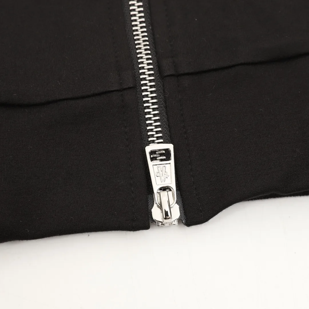 P540 Moncler/Mask 25Fw Colorblock embroidered micro-label logo webbing suit zipper jacket. A jacket with classic design and great appearance. The quality is impeccable. With quality control, you can directly buy high-end products that cannot be faulted! The fabric is made of high-grade cotton terry, with a rich and interesting texture. It is different from traditional sweatshirt and jacket fabrics. This fabric has a good hand feel. The new mask is the same for men and women, and is versatile for couples. Mengkou once again shocked the fashion world with its excellent craftsmanship and unique design, perfectly integrating luxury and fashion! Best paired with matching trousers! Color: Black Size: S-XL