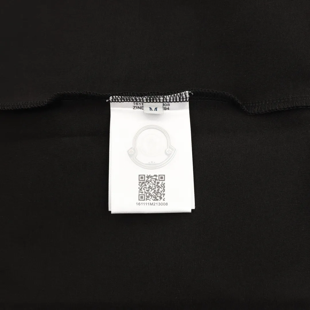P540 Moncler/Mask 25Fw Colorblock embroidered micro-label logo webbing suit zipper jacket. A jacket with classic design and great appearance. The quality is impeccable. With quality control, you can directly buy high-end products that cannot be faulted! The fabric is made of high-grade cotton terry, with a rich and interesting texture. It is different from traditional sweatshirt and jacket fabrics. This fabric has a good hand feel. The new mask is the same for men and women, and is versatile for couples. Mengkou once again shocked the fashion world with its excellent craftsmanship and unique design, perfectly integrating luxury and fashion! Best paired with matching trousers! Color: Black Size: S-XL
