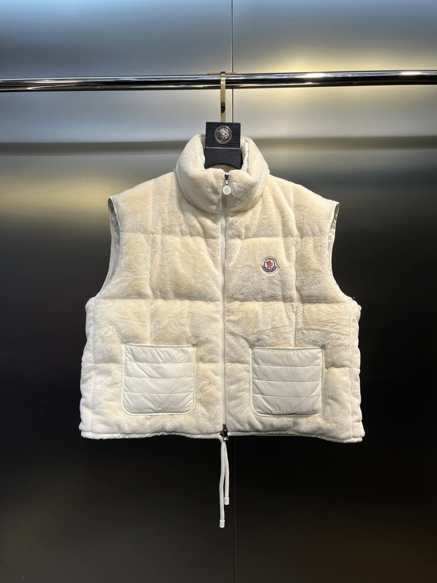 P640 𝐌𝐎𝐍𝐂𝐋𝐄𝐑🌟Mandou The latest furry down vest for autumn and winter🩷Customized imported fabrics with soft, waxy and delicate texture are awesome. The classic bakery style design is so advanced and beautiful~~The eco-friendly fur design reduces the age of girls. The casual style is casual and super fashionable. Lightweight, warm and comfortable. Size: 1234