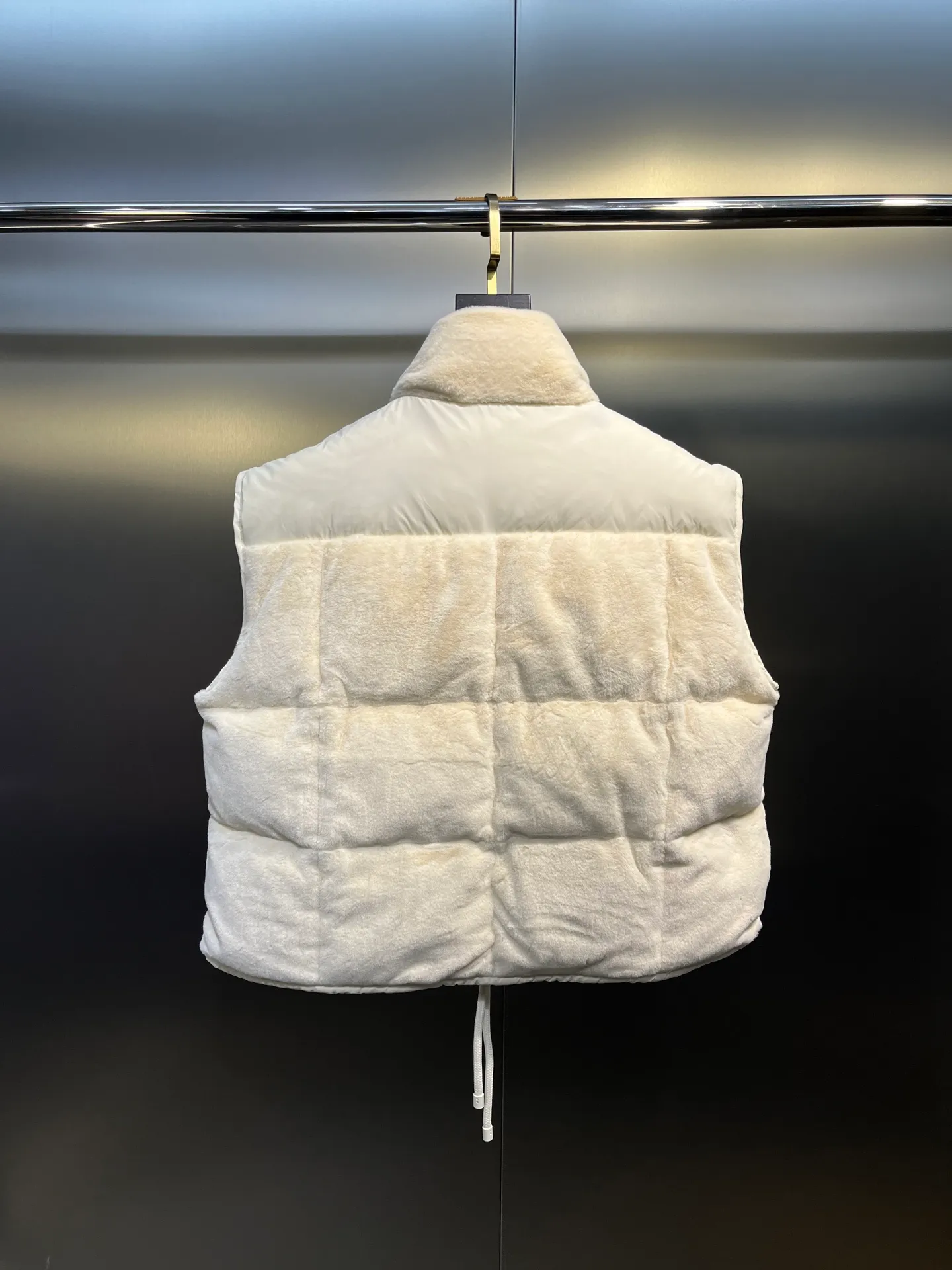 P640 𝐌𝐎𝐍𝐂𝐋𝐄𝐑🌟Mandou The latest furry down vest for autumn and winter🩷Customized imported fabrics with soft, waxy and delicate texture are awesome. The classic bakery style design is so advanced and beautiful~~The eco-friendly fur design reduces the age of girls. The casual style is casual and super fashionable. Lightweight, warm and comfortable. Size: 1234