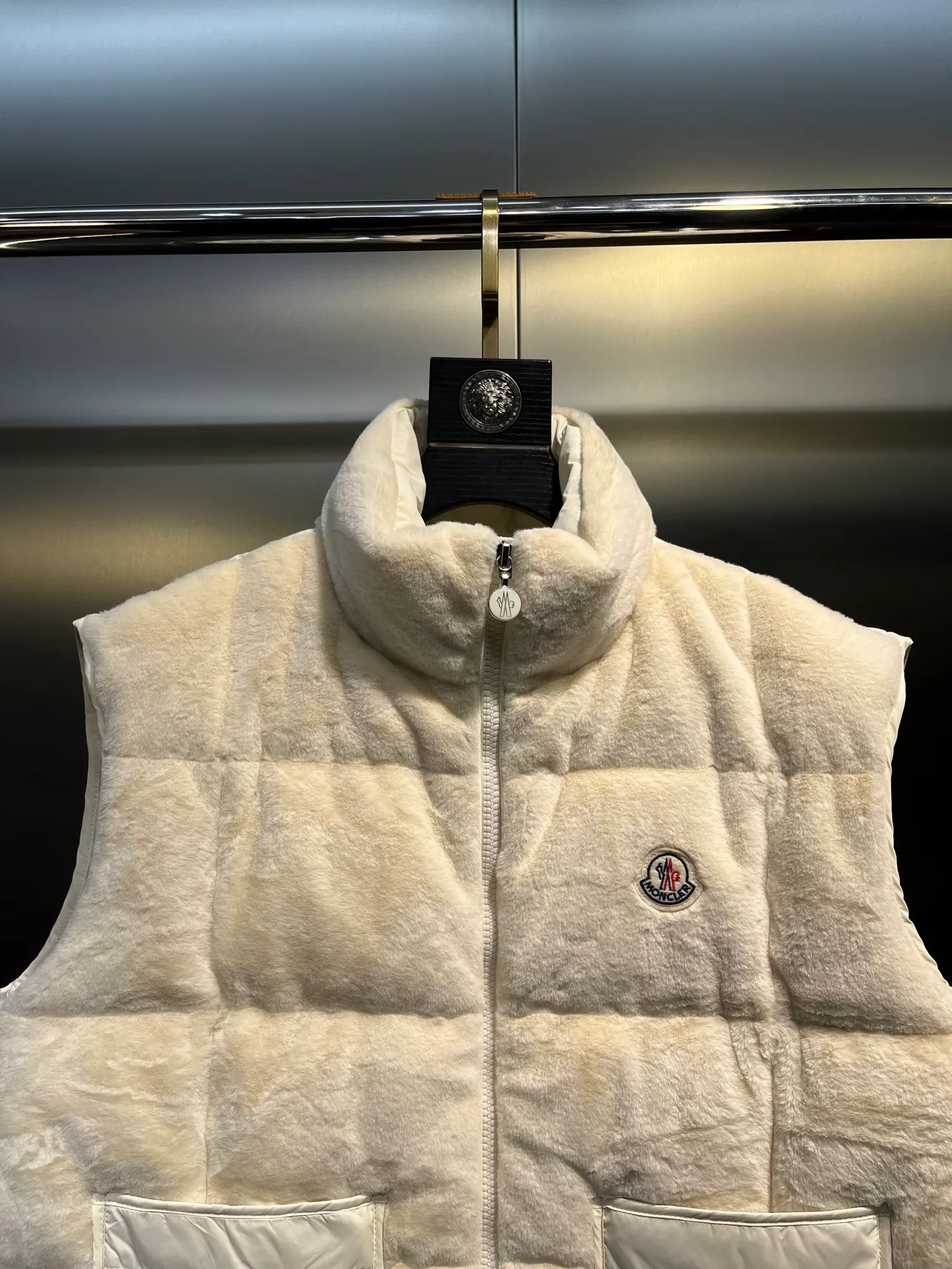 P640 𝐌𝐎𝐍𝐂𝐋𝐄𝐑🌟Mandou The latest furry down vest for autumn and winter🩷Customized imported fabrics with soft, waxy and delicate texture are awesome. The classic bakery style design is so advanced and beautiful~~The eco-friendly fur design reduces the age of girls. The casual style is casual and super fashionable. Lightweight, warm and comfortable. Size: 1234