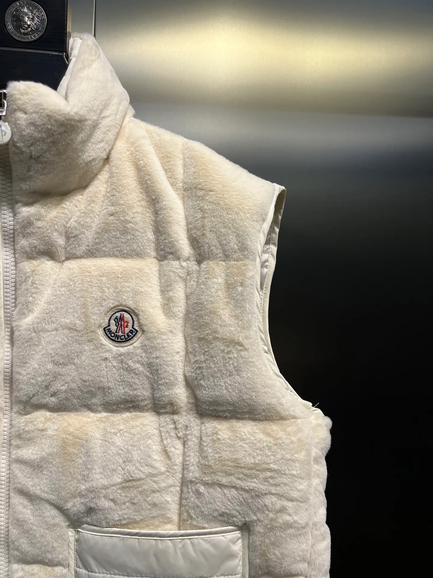 P640 𝐌𝐎𝐍𝐂𝐋𝐄𝐑🌟Mandou The latest furry down vest for autumn and winter🩷Customized imported fabrics with soft, waxy and delicate texture are awesome. The classic bakery style design is so advanced and beautiful~~The eco-friendly fur design reduces the age of girls. The casual style is casual and super fashionable. Lightweight, warm and comfortable. Size: 1234