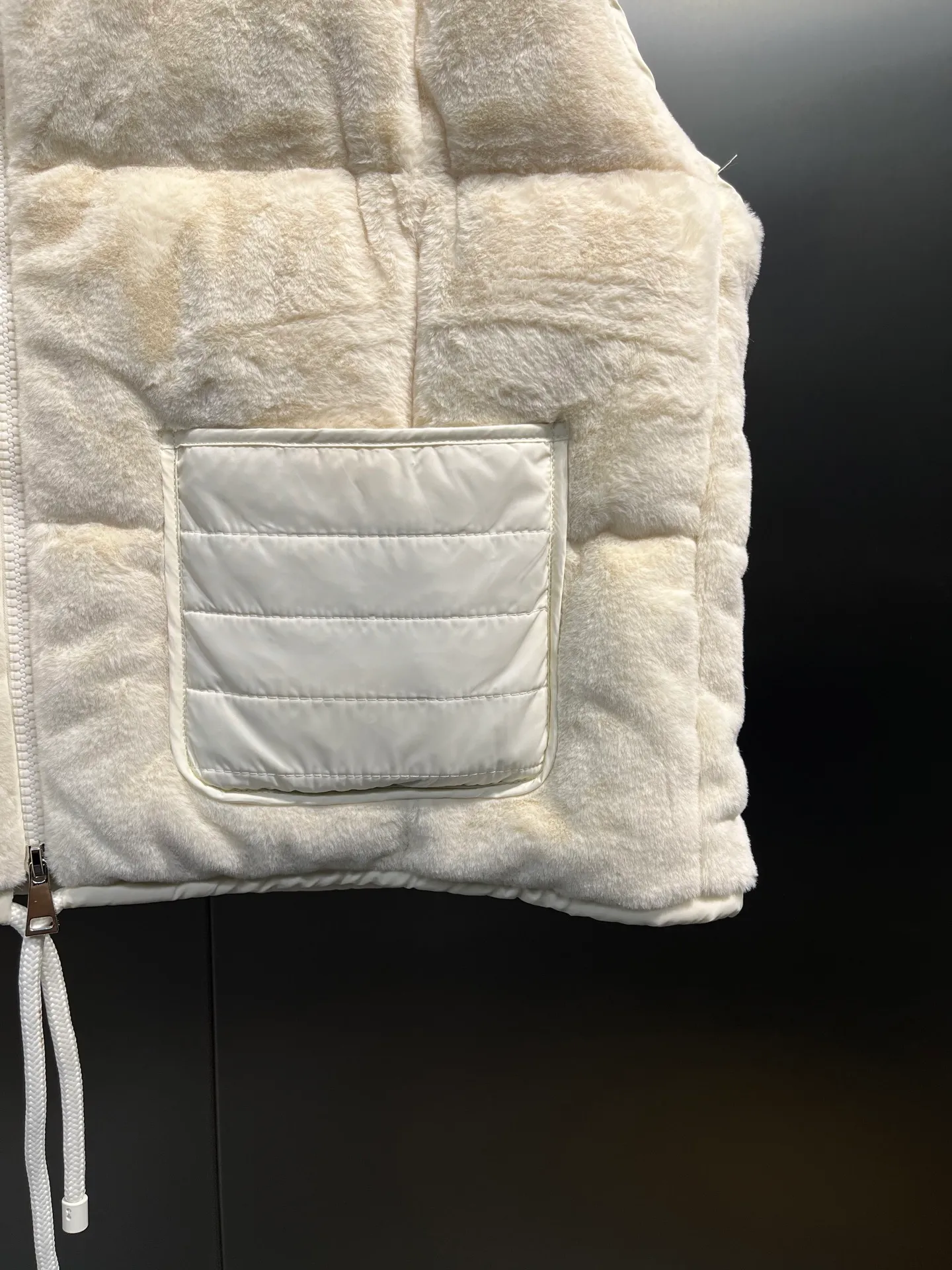 P640 𝐌𝐎𝐍𝐂𝐋𝐄𝐑🌟Mandou The latest furry down vest for autumn and winter🩷Customized imported fabrics with soft, waxy and delicate texture are awesome. The classic bakery style design is so advanced and beautiful~~The eco-friendly fur design reduces the age of girls. The casual style is casual and super fashionable. Lightweight, warm and comfortable. Size: 1234