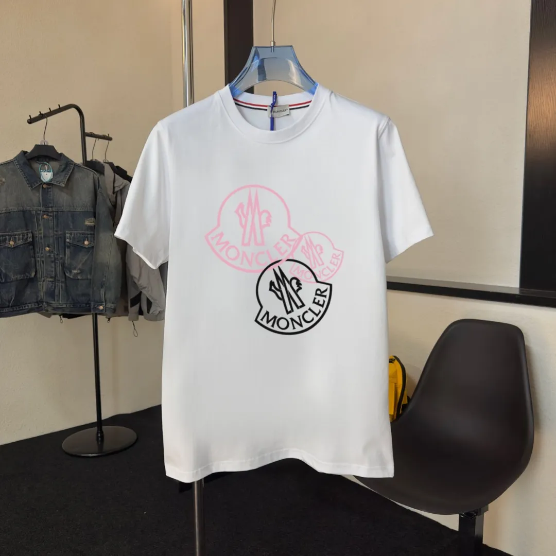 P140 Upgraded version "Mobile phone smart sensor ~ NFC chip armband ~ Direct access to the official website for anti-counterfeiting" "Moncler ~ Mouth Mouth" 2025 new high-quality round neck short-sleeved T-shirt. The cuffs have imported embroidered labels. Customized dyeing, very comfortable to touch. Super versatile and good-looking short-sleeved. Complete with three labels. Non-market ordinary version. Feel free to compare. Quality is absolutely guaranteed! ‼ First of all, this original fabric is all custom-woven with 32-count double yarn fabric, 250G, and the weight is the same‼ Fine workmanship, double waistcoat method, double waistcoat method, double waistcoat method makes the whole dress more three-dimensional, which is not a craft that ordinary T-shirts can achieve🤪 Size: S-M-L-XL-2XL Color: black, white, apricot, same style for men and women
