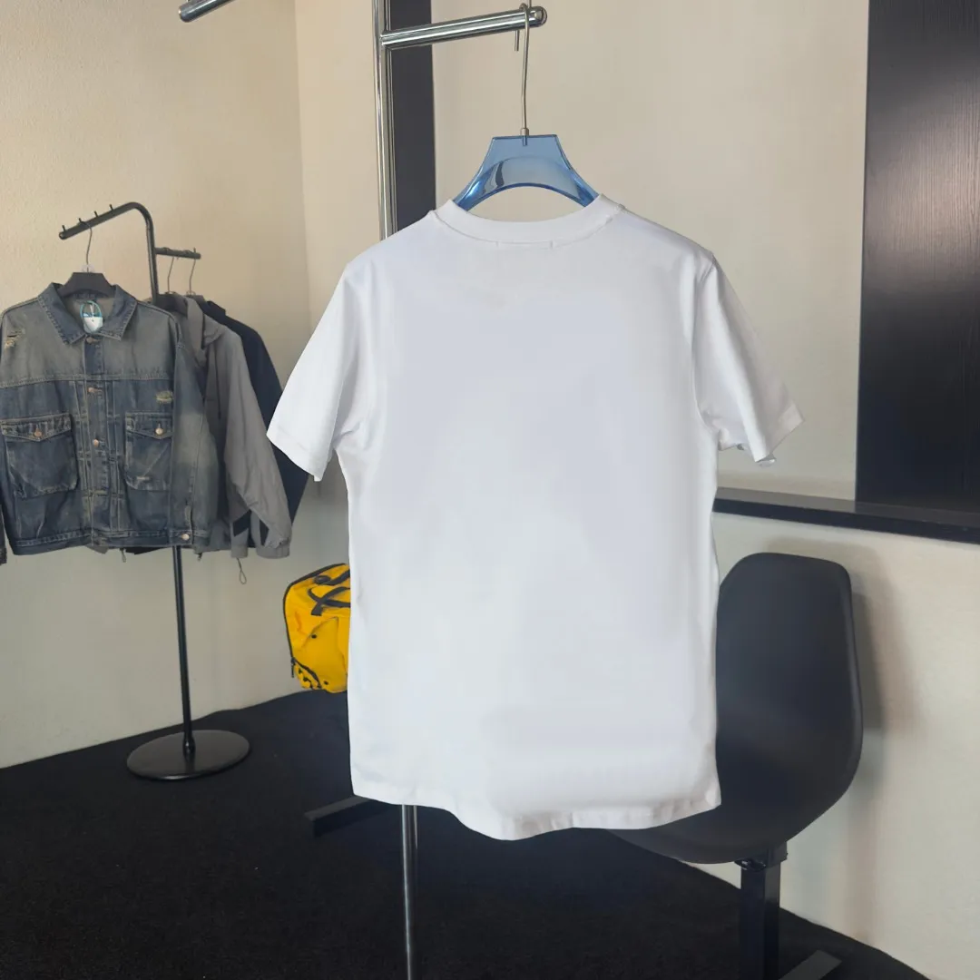 P140 Upgraded version "Mobile phone smart sensor ~ NFC chip armband ~ Direct access to the official website for anti-counterfeiting" "Moncler ~ Mouth Mouth" 2025 new high-quality round neck short-sleeved T-shirt. The cuffs have imported embroidered labels. Customized dyeing, very comfortable to touch. Super versatile and good-looking short-sleeved. Complete with three labels. Non-market ordinary version. Feel free to compare. Quality is absolutely guaranteed! ‼ First of all, this original fabric is all custom-woven with 32-count double yarn fabric, 250G, and the weight is the same‼ Fine workmanship, double waistcoat method, double waistcoat method, double waistcoat method makes the whole dress more three-dimensional, which is not a craft that ordinary T-shirts can achieve🤪 Size: S-M-L-XL-2XL Color: black, white, apricot, same style for men and women