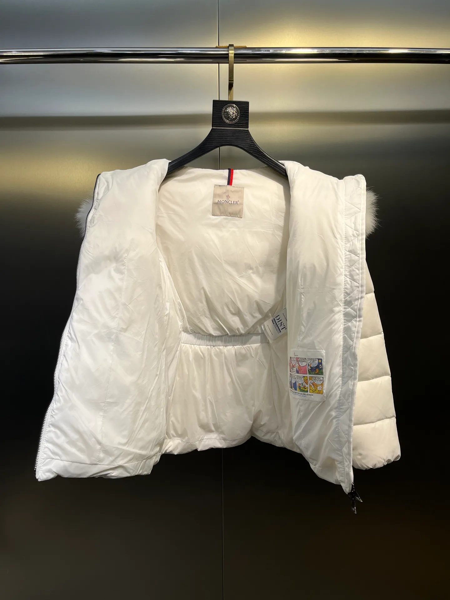 P980 𝐌𝐎𝐍𝐂𝐋𝐄𝐑🌟Moushed BOED series Autumn and winter new type of muffled hooded down jacket with fur collar and waistband. The slim fit highlights the temperament of this down jacket. There is no fluffy and bloated feeling, and it is light and neat. Such good products are hard to come by. Every detail is worth your time to explore, and this one is not picky at all. size: 1234