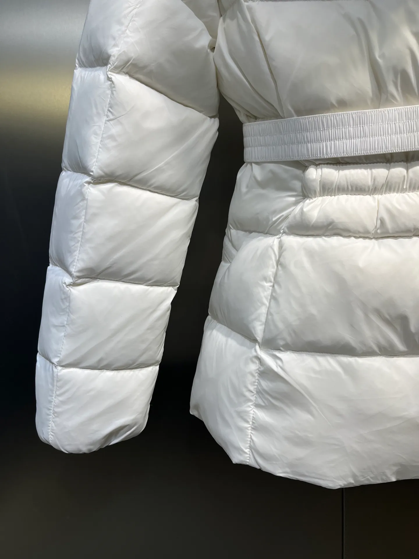 P980 𝐌𝐎𝐍𝐂𝐋𝐄𝐑🌟Moushed BOED series Autumn and winter new type of muffled hooded down jacket with fur collar and waistband. The slim fit highlights the temperament of this down jacket. There is no fluffy and bloated feeling, and it is light and neat. Such good products are hard to come by. Every detail is worth your time to explore, and this one is not picky at all. size: 1234