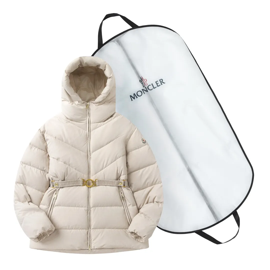 P940 with dust bag) Moncler/Moncler 2024 new arrival hooded belted down jacket. Customized YB imported windproof and waterproof nylon material with white goose down filling. The whole piece is lightweight and warm. It adopts rectangular strip and V-shaped embossed quilting. It is fashionable and advanced. The silhouette is plump and stiff, three-dimensional and stylish. The regular hooded down jacket is cut and the hooded collar makes the style more casual and personalized while taking into account the warmth, practicality, comfort and non-selective wear. Iconic badge decoration on the outside of the arm. Presenting the brand concept, the waist is equipped with a detachable elastic band to adjust and outline the waist. Light and fashionable down jackets are preferred for autumn and winter. Customized surface accessories are preferred. Check the version. Filling standard: national standard 90 down. Filling material: white goose down high version. Color: black, off-white, size: 0/1/2/3
