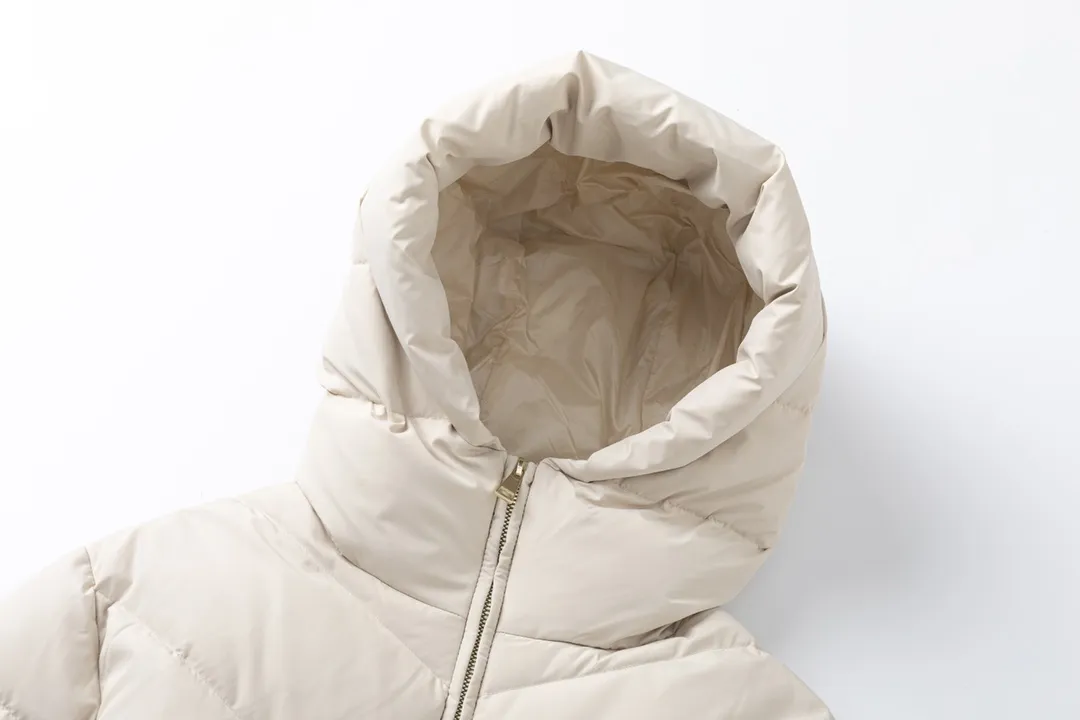 P940 with dust bag) Moncler/Moncler 2024 new arrival hooded belted down jacket. Customized YB imported windproof and waterproof nylon material with white goose down filling. The whole piece is lightweight and warm. It adopts rectangular strip and V-shaped embossed quilting. It is fashionable and advanced. The silhouette is plump and stiff, three-dimensional and stylish. The regular hooded down jacket is cut and the hooded collar makes the style more casual and personalized while taking into account the warmth, practicality, comfort and non-selective wear. Iconic badge decoration on the outside of the arm. Presenting the brand concept, the waist is equipped with a detachable elastic band to adjust and outline the waist. Light and fashionable down jackets are preferred for autumn and winter. Customized surface accessories are preferred. Check the version. Filling standard: national standard 90 down. Filling material: white goose down high version. Color: black, off-white, size: 0/1/2/3