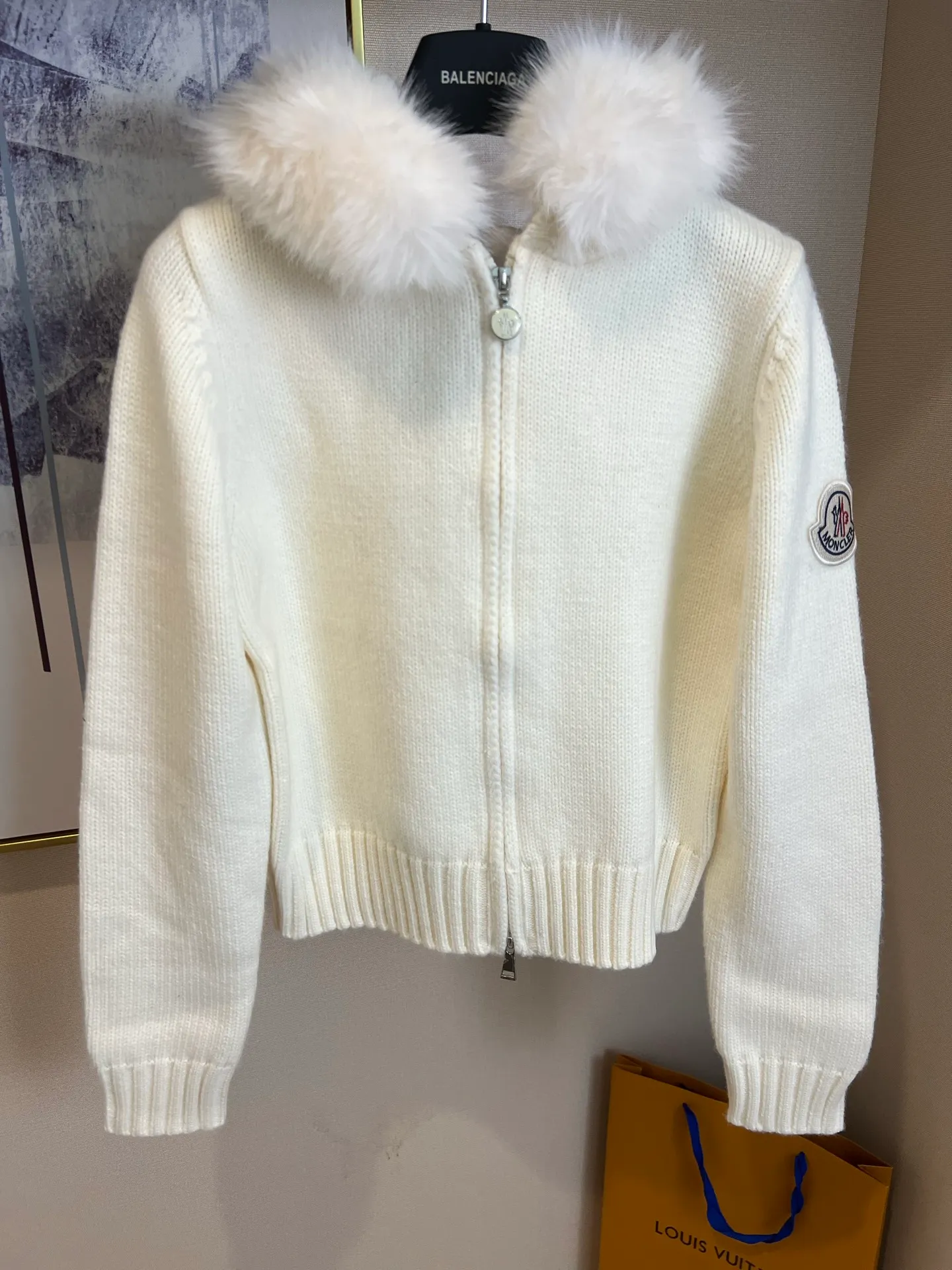 P590 💰 Size: S/M/L Women's Moncler 2025 new white fox fur collar knitted cardigan, hooded zipper style, oversized fur collar design, fluffy and full fur collar, very warm to wear in autumn and winter, full of temperament~ The fabric is 100% cashmere, the collar is part mink fur, the texture is high-end, comfortable to wear, short version, looks good with skirts and pants, great for daily outings, shopping, and taking photos~ ⚠️Dry Clean Only