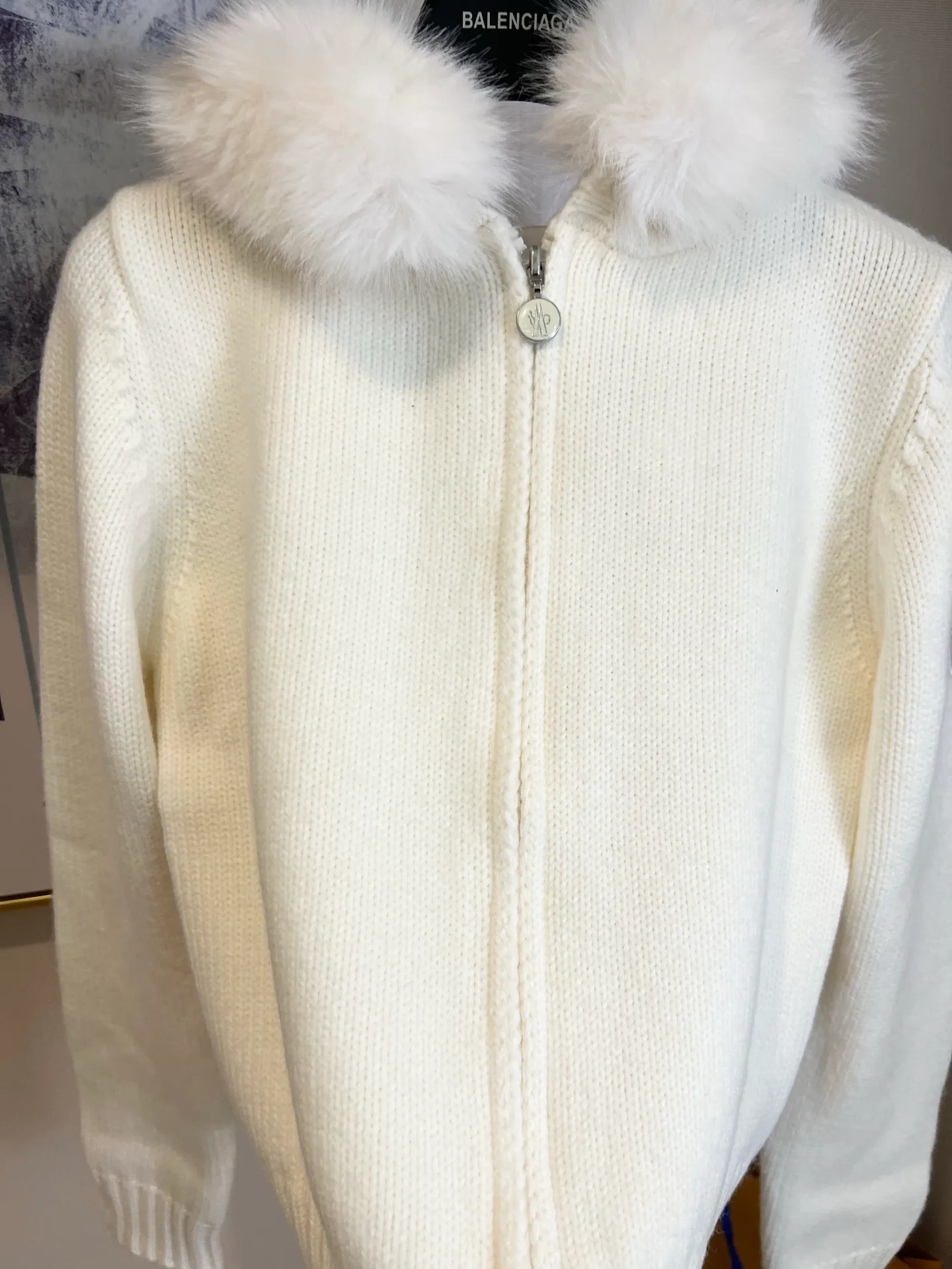 P590 💰 Size: S/M/L Women's Moncler 2025 new white fox fur collar knitted cardigan, hooded zipper style, oversized fur collar design, fluffy and full fur collar, very warm to wear in autumn and winter, full of temperament~ The fabric is 100% cashmere, the collar is part mink fur, the texture is high-end, comfortable to wear, short version, looks good with skirts and pants, great for daily outings, shopping, and taking photos~ ⚠️Dry Clean Only