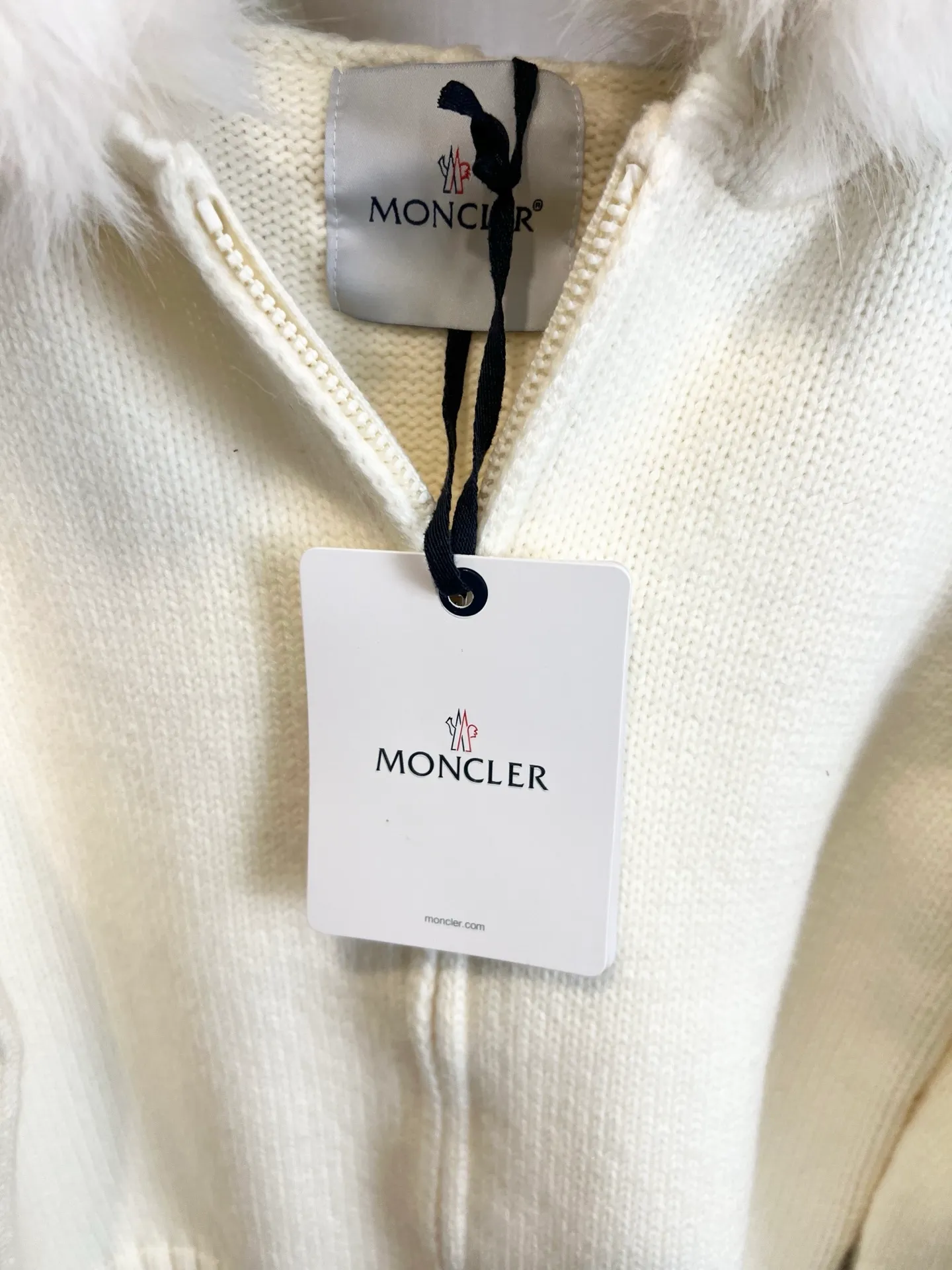 P590 💰 Size: S/M/L Women's Moncler 2025 new white fox fur collar knitted cardigan, hooded zipper style, oversized fur collar design, fluffy and full fur collar, very warm to wear in autumn and winter, full of temperament~ The fabric is 100% cashmere, the collar is part mink fur, the texture is high-end, comfortable to wear, short version, looks good with skirts and pants, great for daily outings, shopping, and taking photos~ ⚠️Dry Clean Only