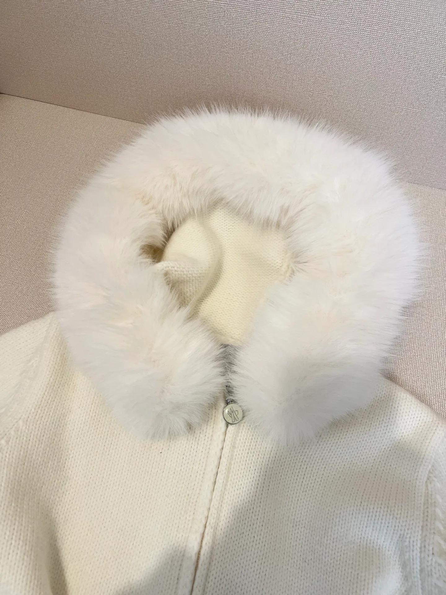 P590 💰 Size: S/M/L Women's Moncler 2025 new white fox fur collar knitted cardigan, hooded zipper style, oversized fur collar design, fluffy and full fur collar, very warm to wear in autumn and winter, full of temperament~ The fabric is 100% cashmere, the collar is part mink fur, the texture is high-end, comfortable to wear, short version, looks good with skirts and pants, great for daily outings, shopping, and taking photos~ ⚠️Dry Clean Only
