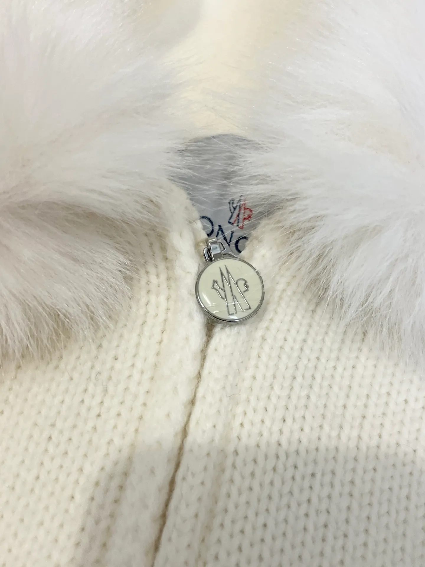 P590 💰 Size: S/M/L Women's Moncler 2025 new white fox fur collar knitted cardigan, hooded zipper style, oversized fur collar design, fluffy and full fur collar, very warm to wear in autumn and winter, full of temperament~ The fabric is 100% cashmere, the collar is part mink fur, the texture is high-end, comfortable to wear, short version, looks good with skirts and pants, great for daily outings, shopping, and taking photos~ ⚠️Dry Clean Only