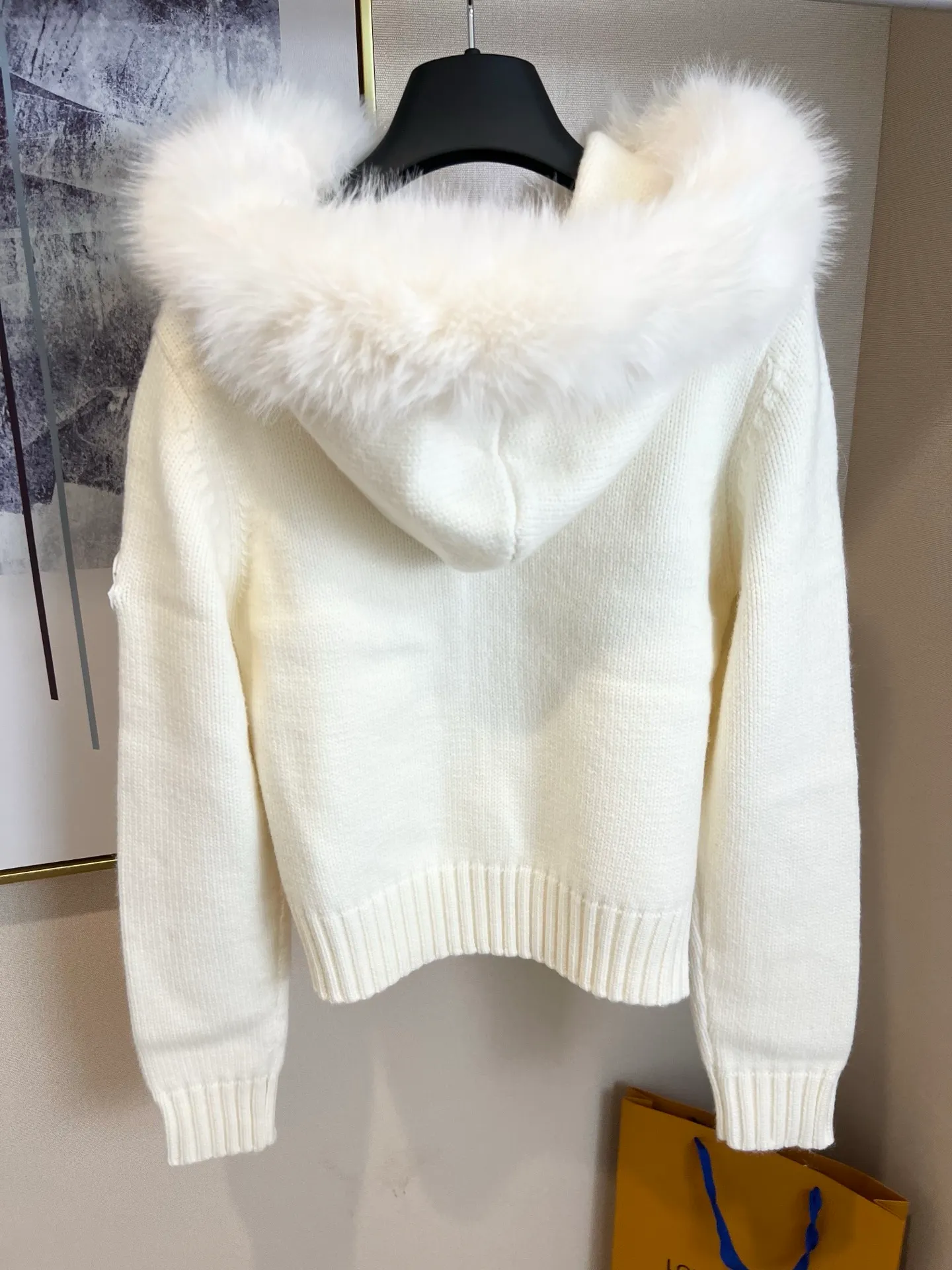 P590 💰 Size: S/M/L Women's Moncler 2025 new white fox fur collar knitted cardigan, hooded zipper style, oversized fur collar design, fluffy and full fur collar, very warm to wear in autumn and winter, full of temperament~ The fabric is 100% cashmere, the collar is part mink fur, the texture is high-end, comfortable to wear, short version, looks good with skirts and pants, great for daily outings, shopping, and taking photos~ ⚠️Dry Clean Only