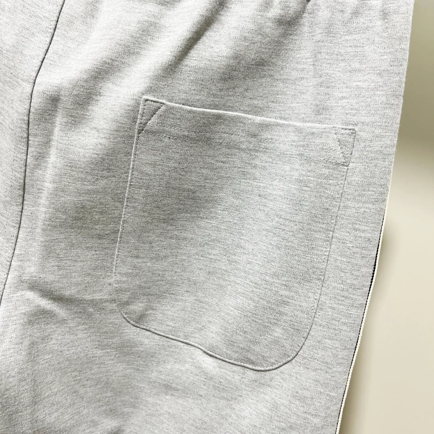 P230 MONCLER/muzzle Customized fabric suit casual sweatpants Simple side webbing splicing craftsmanship small chapter logo LOGO Official synchronization High version High quality Fashion personality Versatile trend Pure original quality Original fabric Hang tag Collar label Washed wheat Complete three standards Color: Black. Blue. Gray. Size: S-2XL