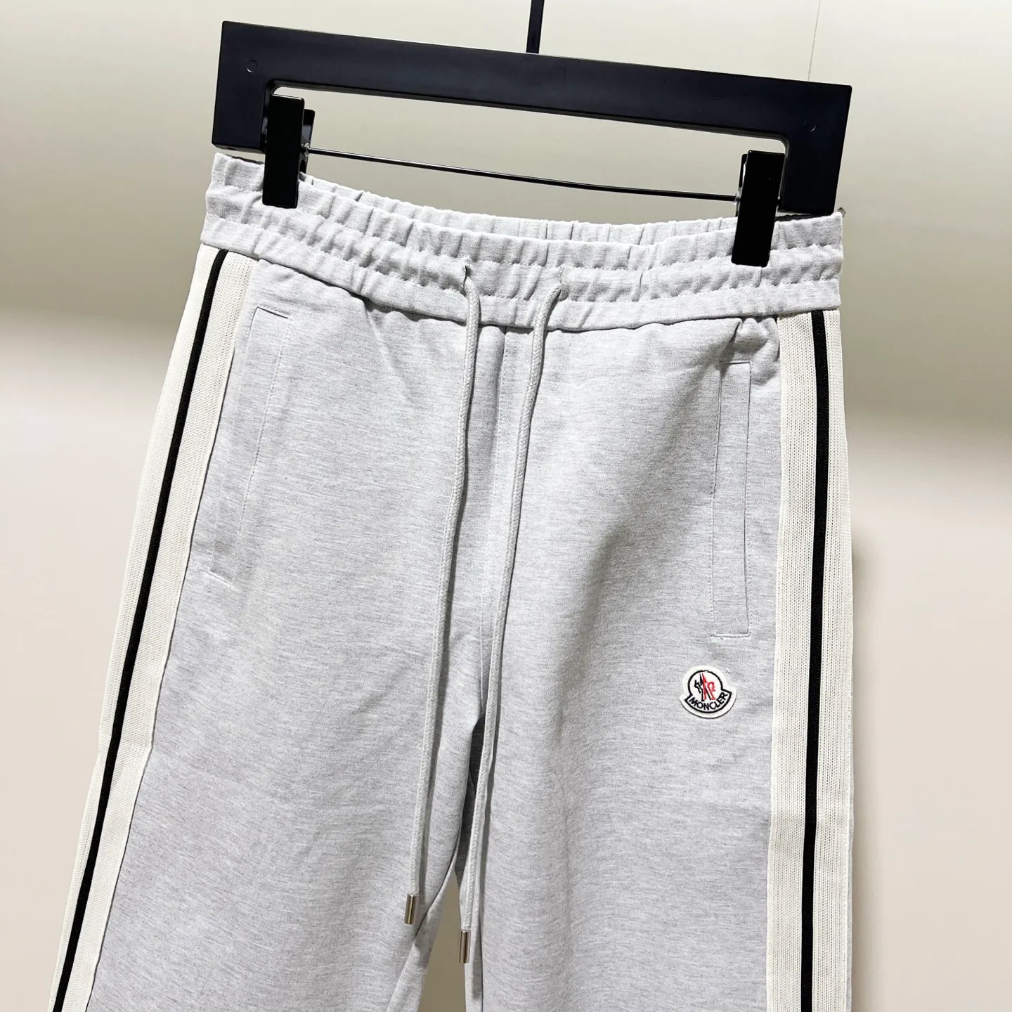 P230 MONCLER/muzzle Customized fabric suit casual sweatpants Simple side webbing splicing craftsmanship small chapter logo LOGO Official synchronization High version High quality Fashion personality Versatile trend Pure original quality Original fabric Hang tag Collar label Washed wheat Complete three standards Color: Black. Blue. Gray. Size: S-2XL