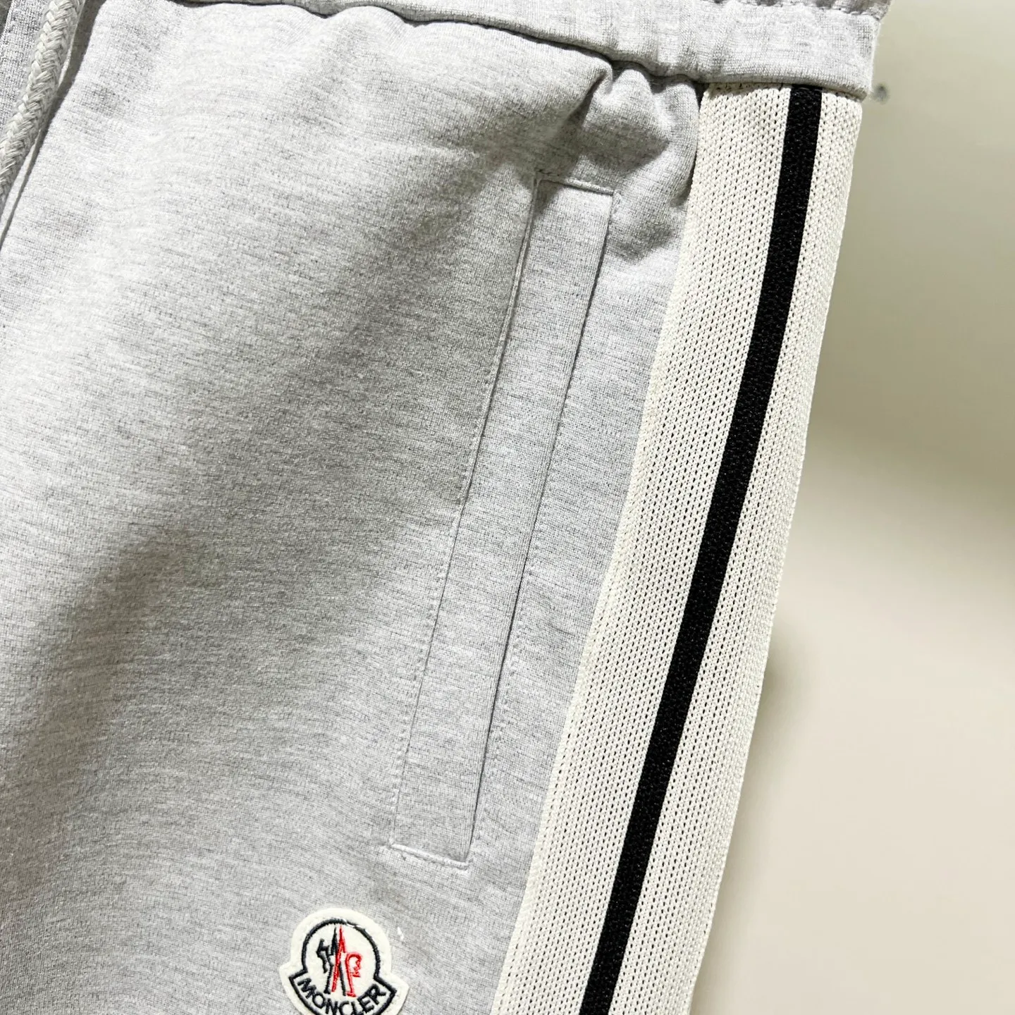 P230 MONCLER/muzzle Customized fabric suit casual sweatpants Simple side webbing splicing craftsmanship small chapter logo LOGO Official synchronization High version High quality Fashion personality Versatile trend Pure original quality Original fabric Hang tag Collar label Washed wheat Complete three standards Color: Black. Blue. Gray. Size: S-2XL