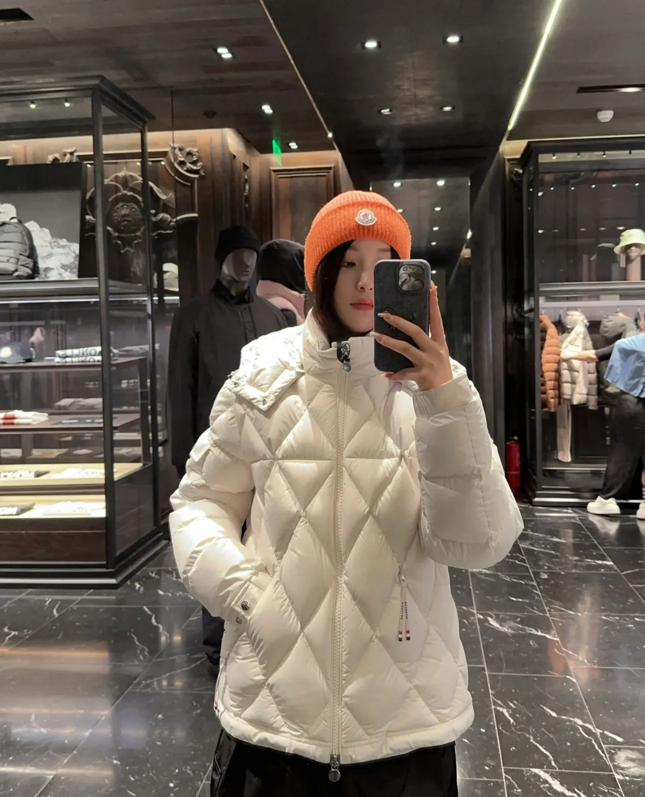 P840 Chiped Premium Down Moncler Averole Short Men's Diamond Check Down Jacket Jacket. Premium goose down filling. Original matching hardware. The Averole Men's Short Down Jacket features an eye-catching stitching pattern that combines diamond quilted yoke and long square quilted body. The Averole Men's Short Down Jacket features an eye-catching stitching pattern, diamond-quilted yoke and long checkered quilting throughout. Made from stretch nylon and features a removable hood, pockets and two-way zip fly. Details •Made from stretch nylon fabric •Stretch nylon lining •Down filling •Detachable and adjustable hood with press studs and drawstring •Diamond quilted yoke •Zip closure •Zip pockets •Adjustable cuffs with press studs •Fleece felt logo Size: 1-5 Black White