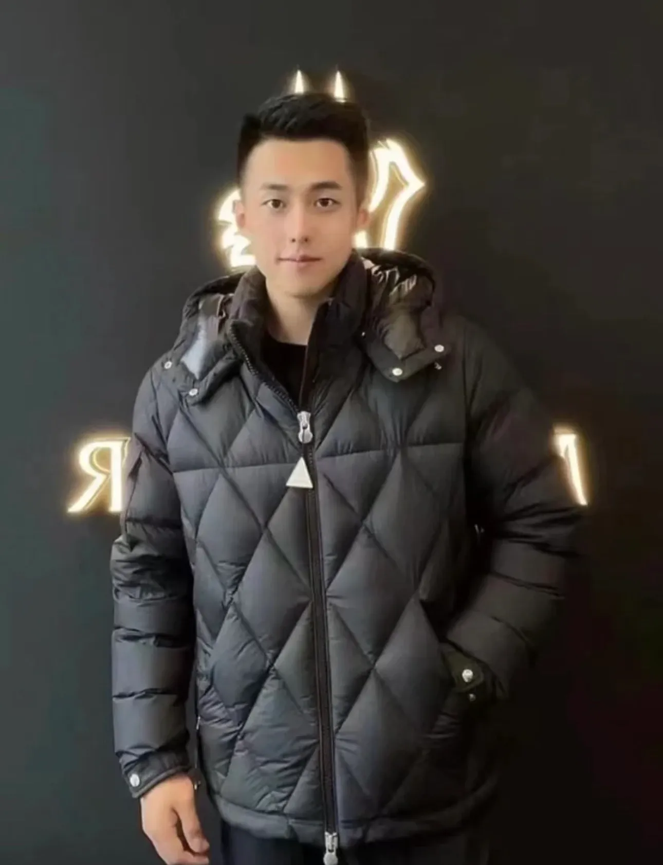 P840 Chiped Premium Down Moncler Averole Short Men's Diamond Check Down Jacket Jacket. Premium goose down filling. Original matching hardware. The Averole Men's Short Down Jacket features an eye-catching stitching pattern that combines diamond quilted yoke and long square quilted body. The Averole Men's Short Down Jacket features an eye-catching stitching pattern, diamond-quilted yoke and long checkered quilting throughout. Made from stretch nylon and features a removable hood, pockets and two-way zip fly. Details •Made from stretch nylon fabric •Stretch nylon lining •Down filling •Detachable and adjustable hood with press studs and drawstring •Diamond quilted yoke •Zip closure •Zip pockets •Adjustable cuffs with press studs •Fleece felt logo Size: 1-5 Black White