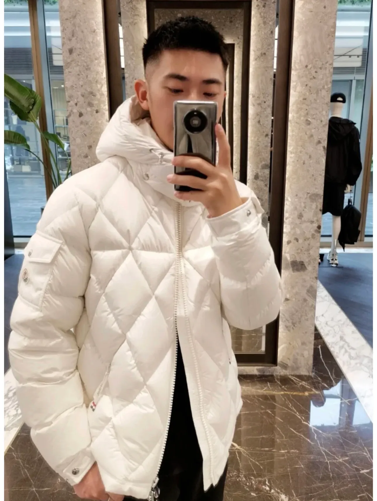 P840 Chiped Premium Down Moncler Averole Short Men's Diamond Check Down Jacket Jacket. Premium goose down filling. Original matching hardware. The Averole Men's Short Down Jacket features an eye-catching stitching pattern that combines diamond quilted yoke and long square quilted body. The Averole Men's Short Down Jacket features an eye-catching stitching pattern, diamond-quilted yoke and long checkered quilting throughout. Made from stretch nylon and features a removable hood, pockets and two-way zip fly. Details •Made from stretch nylon fabric •Stretch nylon lining •Down filling •Detachable and adjustable hood with press studs and drawstring •Diamond quilted yoke •Zip closure •Zip pockets •Adjustable cuffs with press studs •Fleece felt logo Size: 1-5 Black White