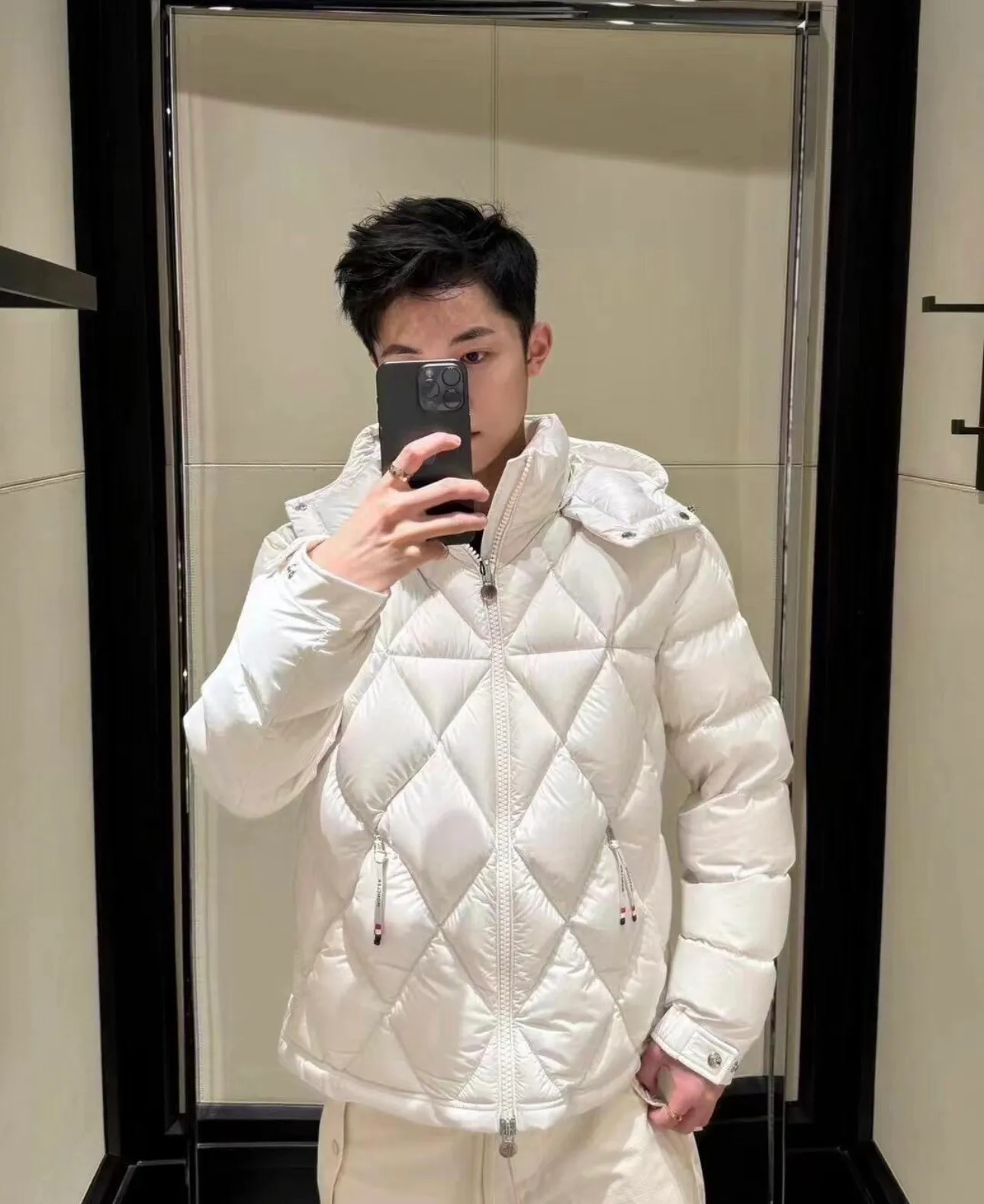 P840 Chiped Premium Down Moncler Averole Short Men's Diamond Check Down Jacket Jacket. Premium goose down filling. Original matching hardware. The Averole Men's Short Down Jacket features an eye-catching stitching pattern that combines diamond quilted yoke and long square quilted body. The Averole Men's Short Down Jacket features an eye-catching stitching pattern, diamond-quilted yoke and long checkered quilting throughout. Made from stretch nylon and features a removable hood, pockets and two-way zip fly. Details •Made from stretch nylon fabric •Stretch nylon lining •Down filling •Detachable and adjustable hood with press studs and drawstring •Diamond quilted yoke •Zip closure •Zip pockets •Adjustable cuffs with press studs •Fleece felt logo Size: 1-5 Black White