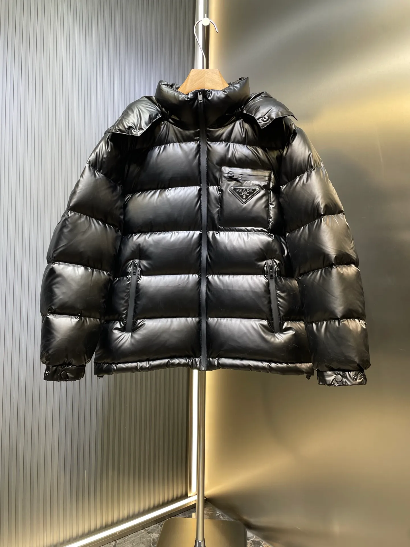 P1000 Moncler🌟New Autumn and Winter Down Jacket Original 1:1 Customized Hardware Accessories All Imported Original Customization Welcome to compare at the counter Absolutely high quality Use top-grade 95 white duck down Super soft Filled with fluffy and full feathers Super heavy-duty Fabric with excellent workmanship👍Perfect version Note⚠The fabric is super comfortable Exclusive model Non-market goods Same style for men and women Size: 48 50 52 54 56