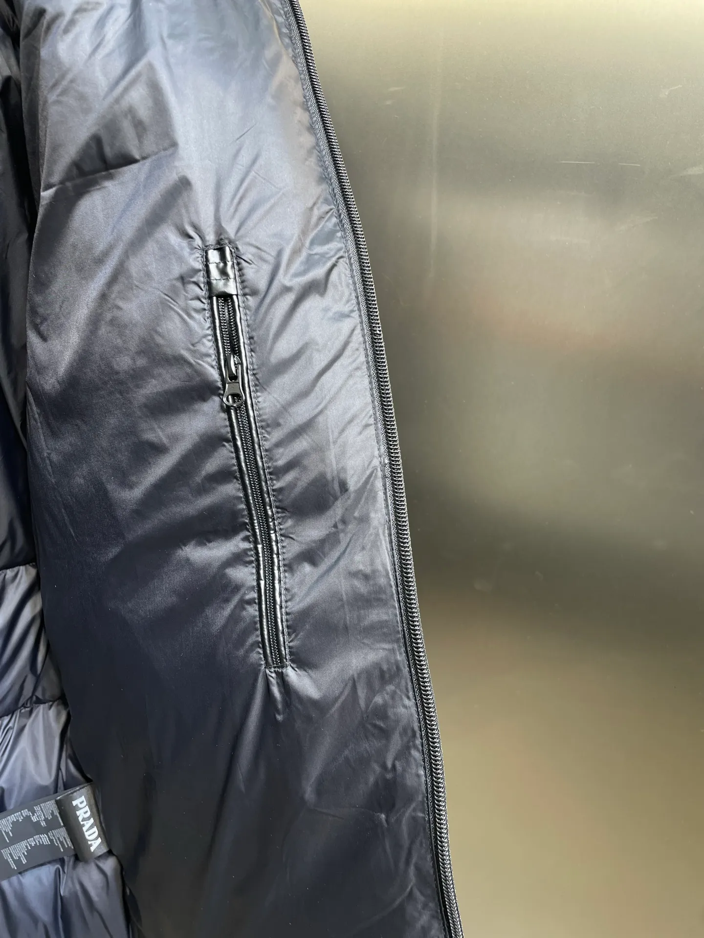 P1000 Moncler🌟New Autumn and Winter Down Jacket Original 1:1 Customized Hardware Accessories All Imported Original Customization Welcome to compare at the counter Absolutely high quality Use top-grade 95 white duck down Super soft Filled with fluffy and full feathers Super heavy-duty Fabric with excellent workmanship👍Perfect version Note⚠The fabric is super comfortable Exclusive model Non-market goods Same style for men and women Size: 48 50 52 54 56