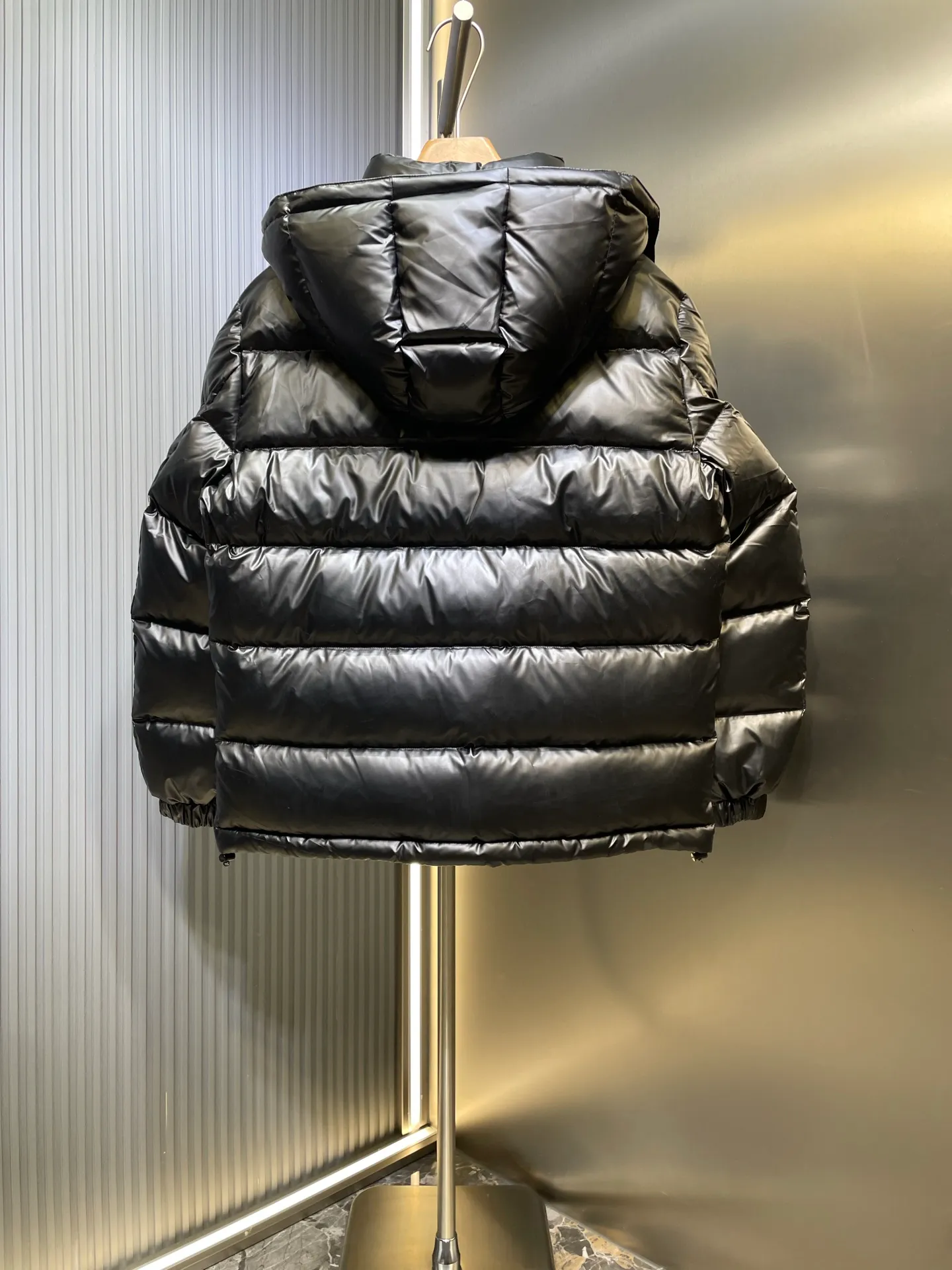P1000 Moncler🌟New Autumn and Winter Down Jacket Original 1:1 Customized Hardware Accessories All Imported Original Customization Welcome to compare at the counter Absolutely high quality Use top-grade 95 white duck down Super soft Filled with fluffy and full feathers Super heavy-duty Fabric with excellent workmanship👍Perfect version Note⚠The fabric is super comfortable Exclusive model Non-market goods Same style for men and women Size: 48 50 52 54 56