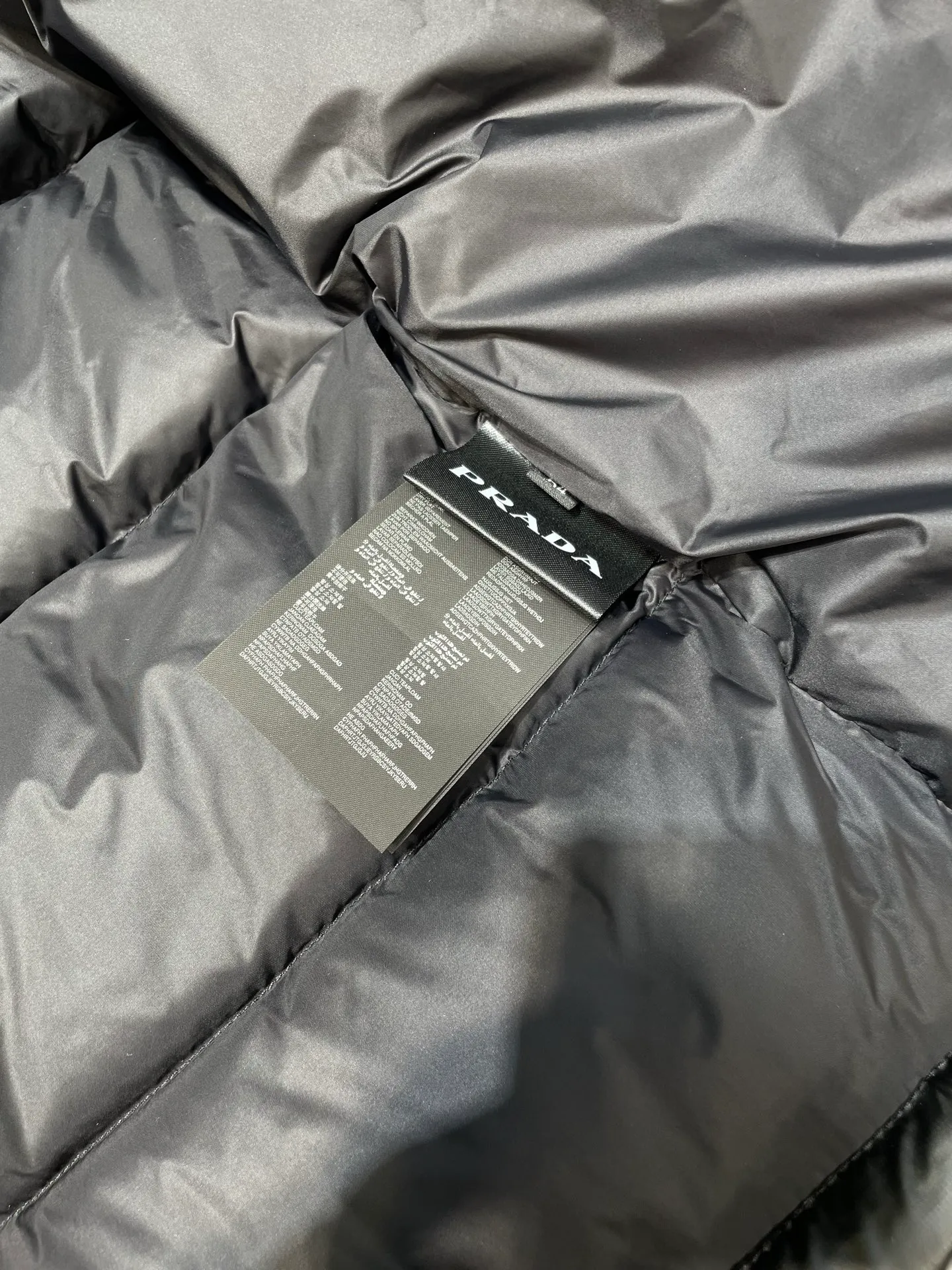 P1000 Moncler🌟New Autumn and Winter Down Jacket Original 1:1 Customized Hardware Accessories All Imported Original Customization Welcome to compare at the counter Absolutely high quality Use top-grade 95 white duck down Super soft Filled with fluffy and full feathers Super heavy-duty Fabric with excellent workmanship👍Perfect version Note⚠The fabric is super comfortable Exclusive model Non-market goods Same style for men and women Size: 48 50 52 54 56