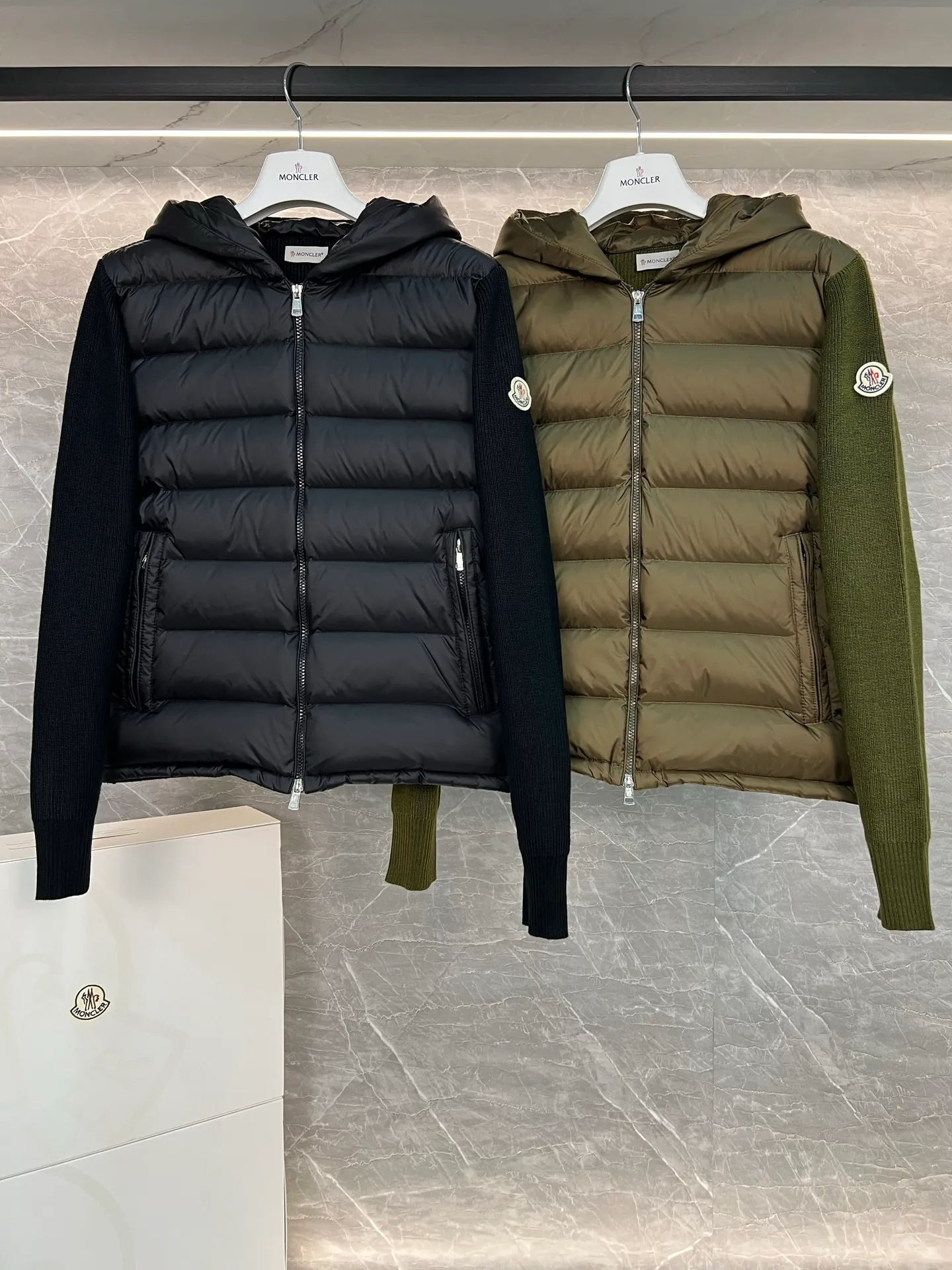 P720 Monc1er/Mongolian* wool sleeve men's patchwork hooded brim letter knitted down jacket ‼ ️Exclusive model, exclusive release‼ ️ Size: M L  Selling Points: Wool splicing hooded zipper men's down jacket lined with 90 white duck down ➕ virgin wool 100% + nylon fabric Moncler down jacket men's wool splicing hooded knitted men's down jacket New product for autumn and winter inner wear!!! In fact, down in China is a basic style in black, it can be worn alone or layered, it will be more layered!!! Autumn wear is very elegant! The texture is amazing, the velvet is large, delicate and stemless, and full of fluffiness! The amount of filling is sufficient, and the thermal insulation performance is not to mention!!! It is windproof and warm, eliminating any possibility of velvet running. It feels silky and soft, and the stiffness is also very light. This is the time to prepare it! It doesn't look bloated at all, not to mention the design!!! The black classic is easy to match and not old-fashioned, and the decorative design with this hooded webbing on the configuration shows the temperament and charm of a man!