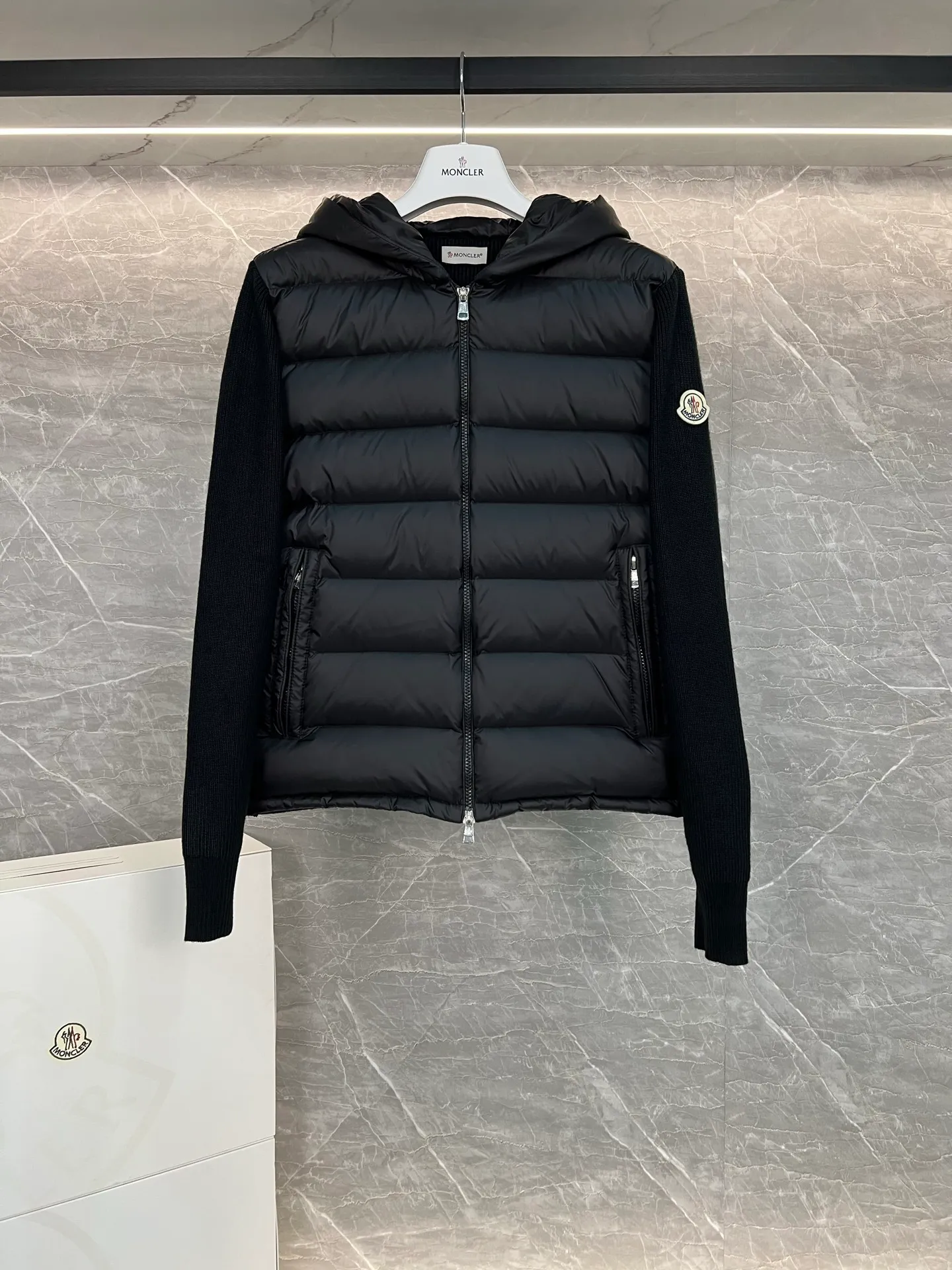 P720 Monc1er/Mongolian* wool sleeve men's patchwork hooded brim letter knitted down jacket ‼ ️Exclusive model, exclusive release‼ ️ Size: M L  Selling Points: Wool splicing hooded zipper men's down jacket lined with 90 white duck down ➕ virgin wool 100% + nylon fabric Moncler down jacket men's wool splicing hooded knitted men's down jacket New product for autumn and winter inner wear!!! In fact, down in China is a basic style in black, it can be worn alone or layered, it will be more layered!!! Autumn wear is very elegant! The texture is amazing, the velvet is large, delicate and stemless, and full of fluffiness! The amount of filling is sufficient, and the thermal insulation performance is not to mention!!! It is windproof and warm, eliminating any possibility of velvet running. It feels silky and soft, and the stiffness is also very light. This is the time to prepare it! It doesn't look bloated at all, not to mention the design!!! The black classic is easy to match and not old-fashioned, and the decorative design with this hooded webbing on the configuration shows the temperament and charm of a man!