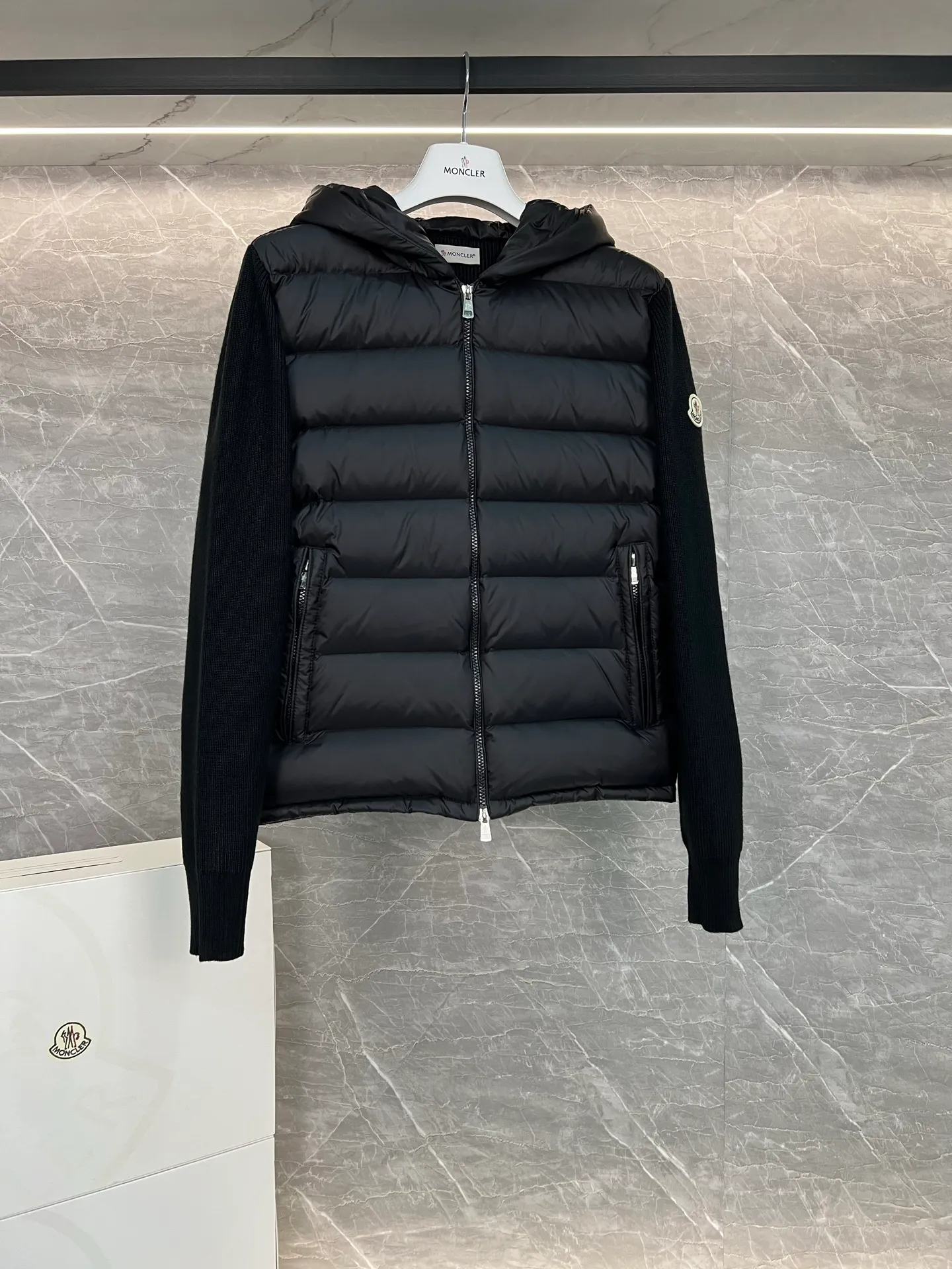 P720 Monc1er/Mongolian* wool sleeve men's patchwork hooded brim letter knitted down jacket ‼ ️Exclusive model, exclusive release‼ ️ Size: M L  Selling Points: Wool splicing hooded zipper men's down jacket lined with 90 white duck down ➕ virgin wool 100% + nylon fabric Moncler down jacket men's wool splicing hooded knitted men's down jacket New product for autumn and winter inner wear!!! In fact, down in China is a basic style in black, it can be worn alone or layered, it will be more layered!!! Autumn wear is very elegant! The texture is amazing, the velvet is large, delicate and stemless, and full of fluffiness! The amount of filling is sufficient, and the thermal insulation performance is not to mention!!! It is windproof and warm, eliminating any possibility of velvet running. It feels silky and soft, and the stiffness is also very light. This is the time to prepare it! It doesn't look bloated at all, not to mention the design!!! The black classic is easy to match and not old-fashioned, and the decorative design with this hooded webbing on the configuration shows the temperament and charm of a man!