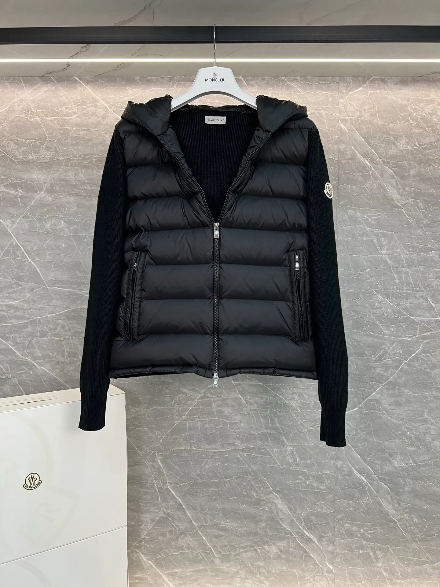 P720 Monc1er/Mongolian* wool sleeve men's patchwork hooded brim letter knitted down jacket ‼ ️Exclusive model, exclusive release‼ ️ Size: M L  Selling Points: Wool splicing hooded zipper men's down jacket lined with 90 white duck down ➕ virgin wool 100% + nylon fabric Moncler down jacket men's wool splicing hooded knitted men's down jacket New product for autumn and winter inner wear!!! In fact, down in China is a basic style in black, it can be worn alone or layered, it will be more layered!!! Autumn wear is very elegant! The texture is amazing, the velvet is large, delicate and stemless, and full of fluffiness! The amount of filling is sufficient, and the thermal insulation performance is not to mention!!! It is windproof and warm, eliminating any possibility of velvet running. It feels silky and soft, and the stiffness is also very light. This is the time to prepare it! It doesn't look bloated at all, not to mention the design!!! The black classic is easy to match and not old-fashioned, and the decorative design with this hooded webbing on the configuration shows the temperament and charm of a man!